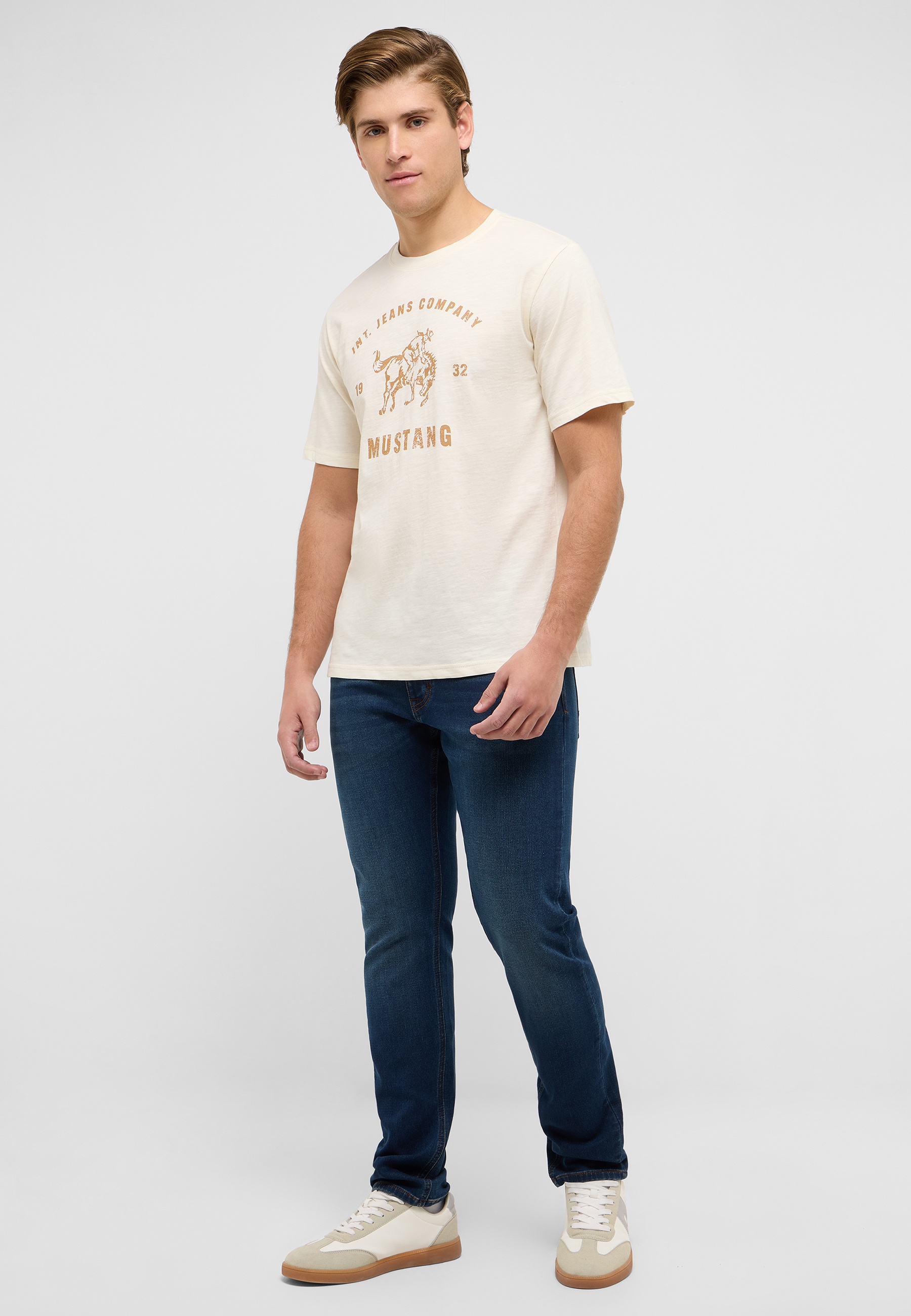 T-shirt, Hosen, Jeanshose, Person, Schuh