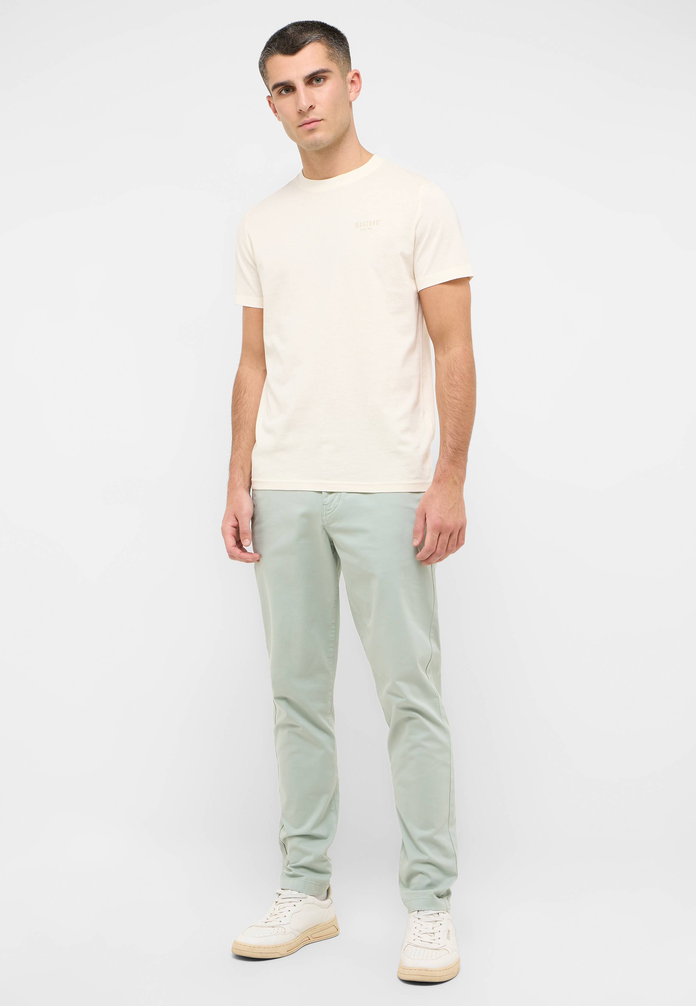 T-shirt, Person, Stehend, Hosen, Mann
