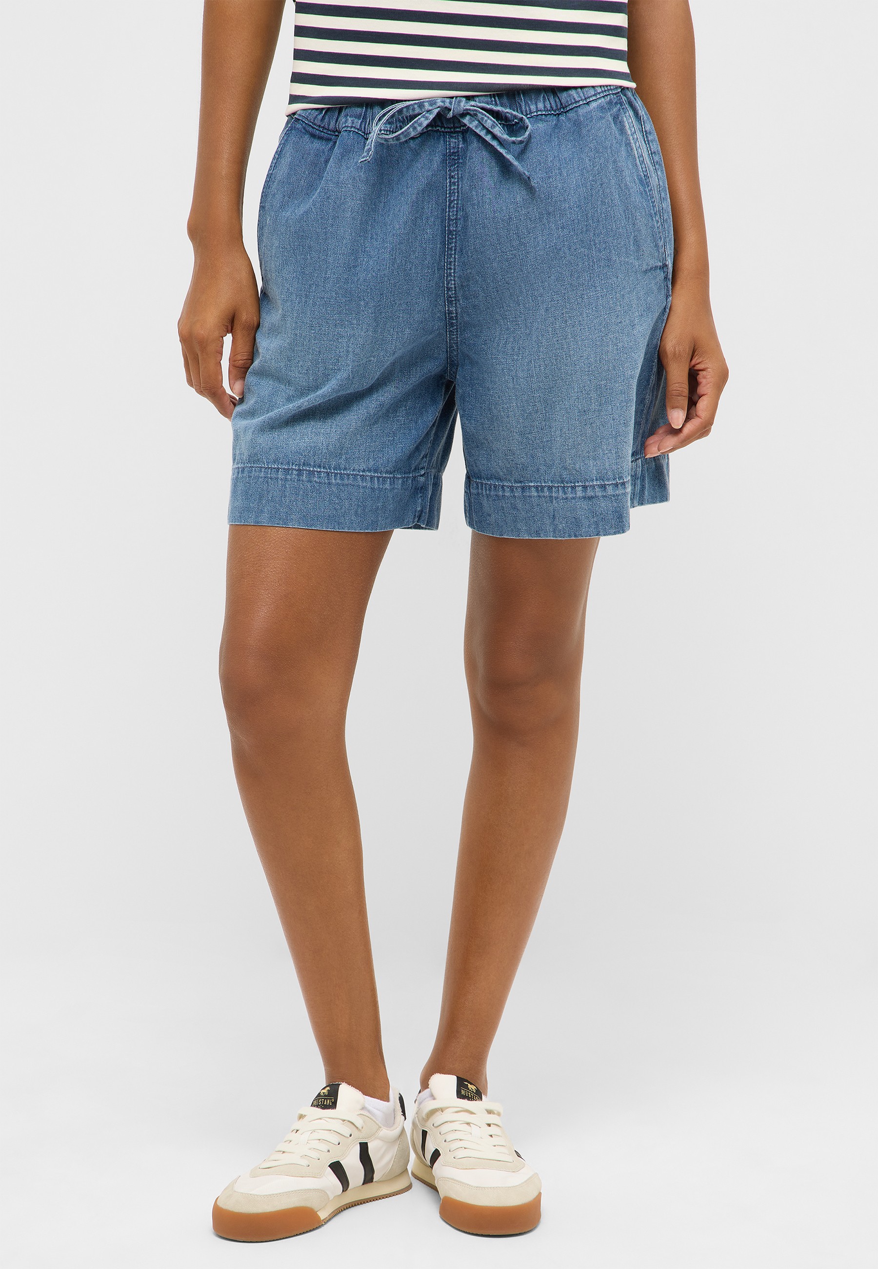 Denim Shorts, Kordelzug Taille, Mittelblau, Cargo Tasche, Knie-Länge