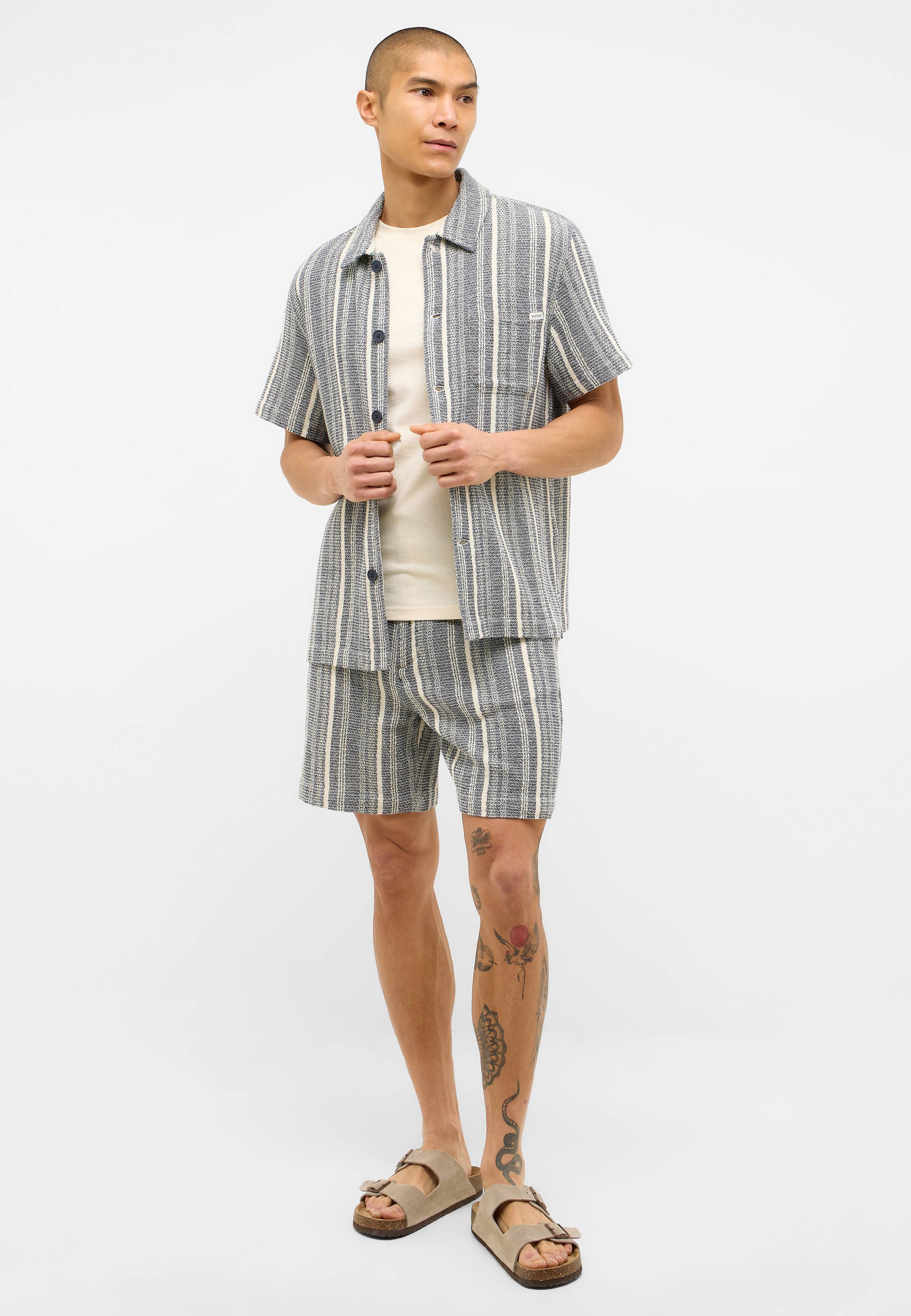 Kurze Hose, Sandale, Hemd, Strandmode, Tätowierung