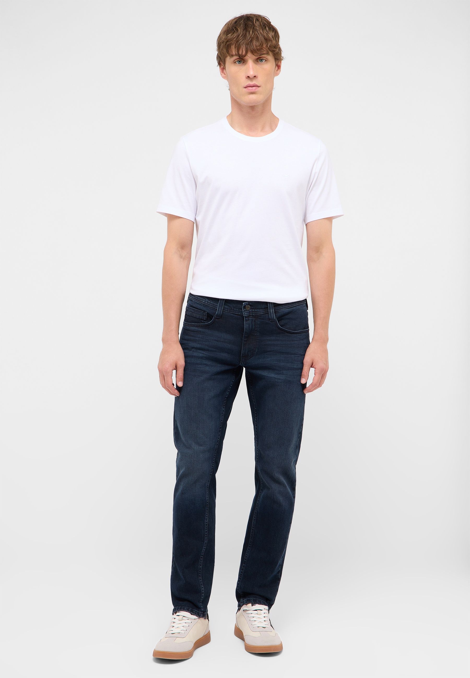 T-Shirt, weiß, Rundhalsausschnitt, Kurzarm, Jeans, dunkler Denim, Sneaker