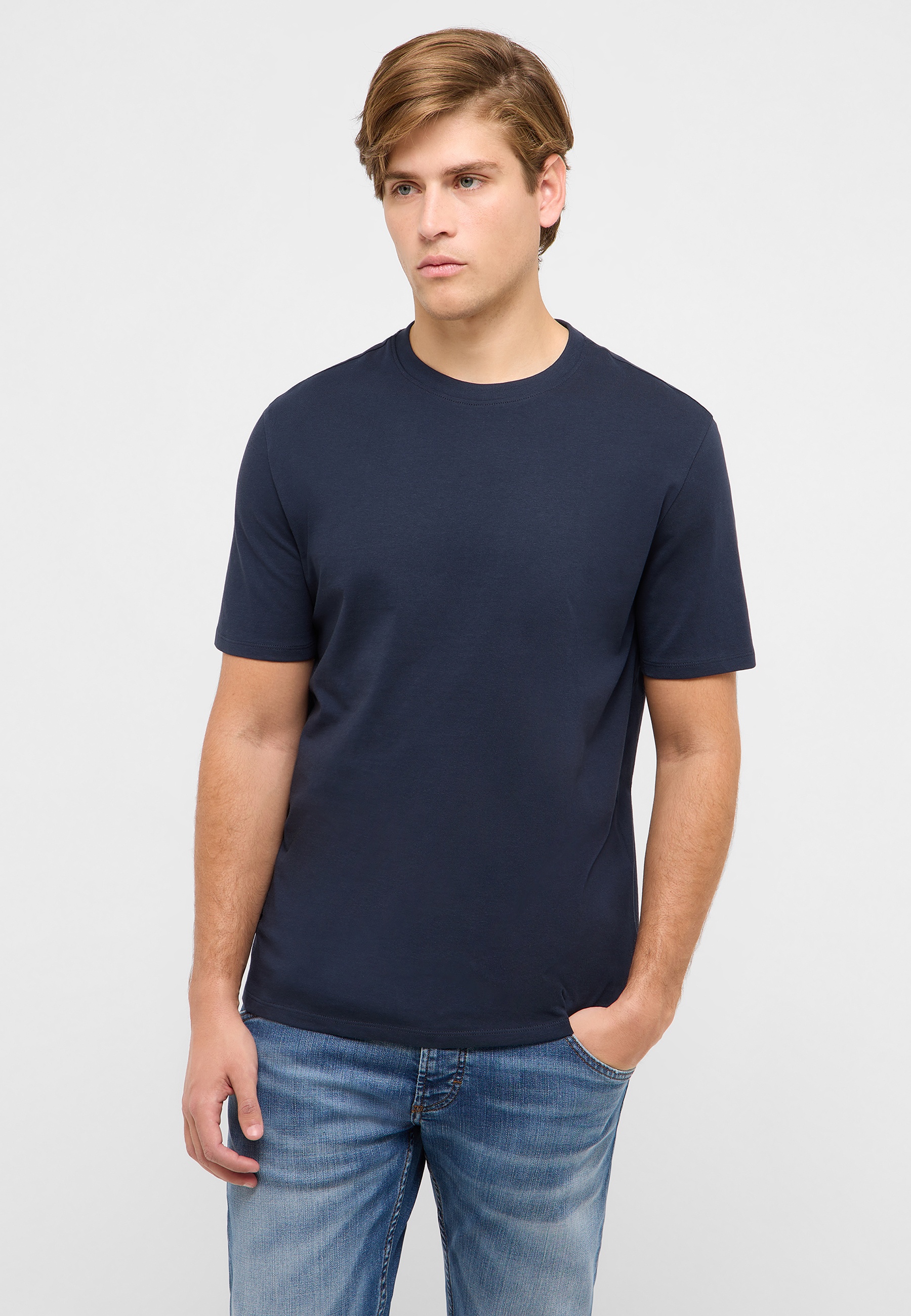 T-shirt, Jeans, Erwachsener, Mann, Person