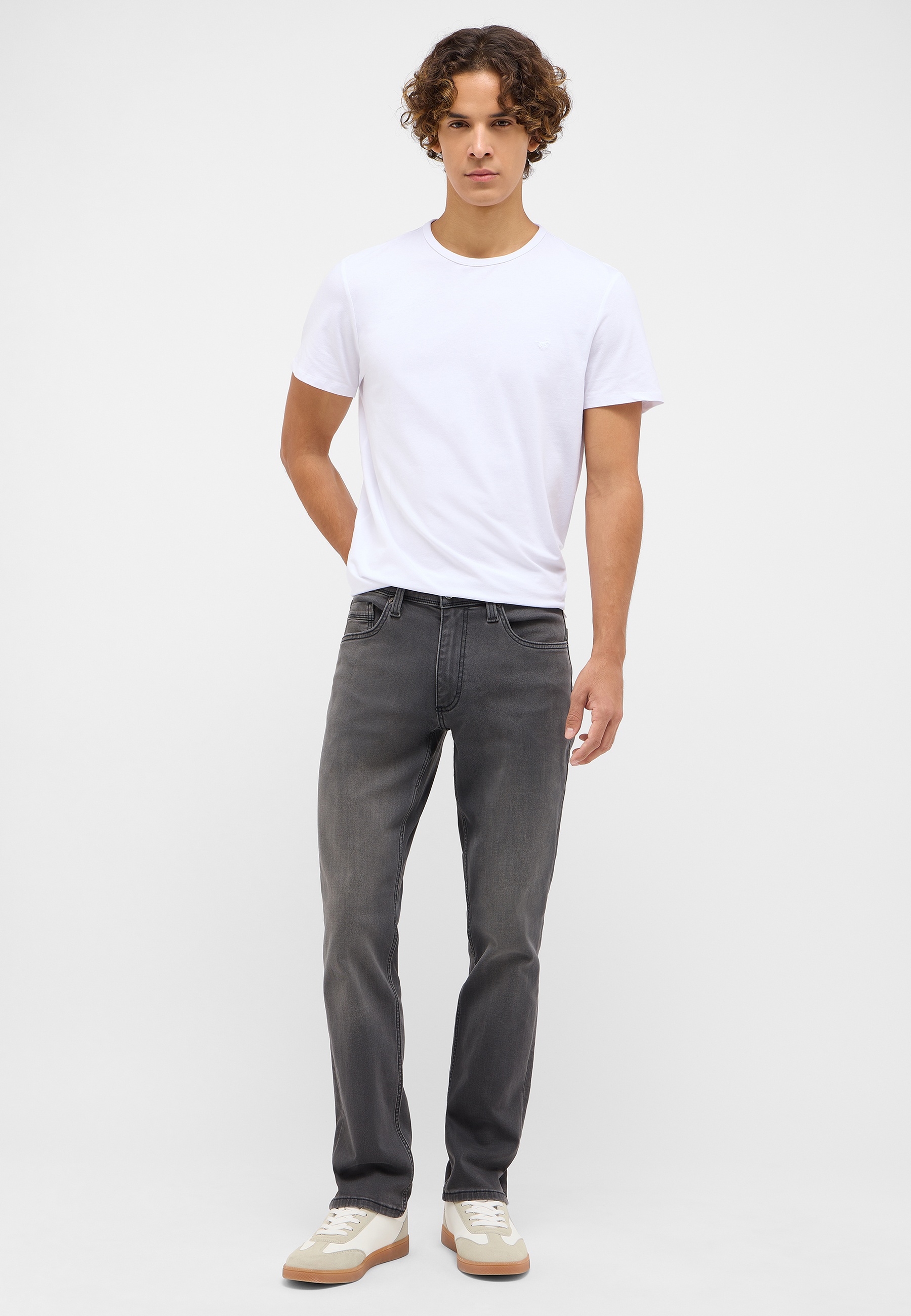 Bekleidung, Hosen, T-shirt, Person, Stehend