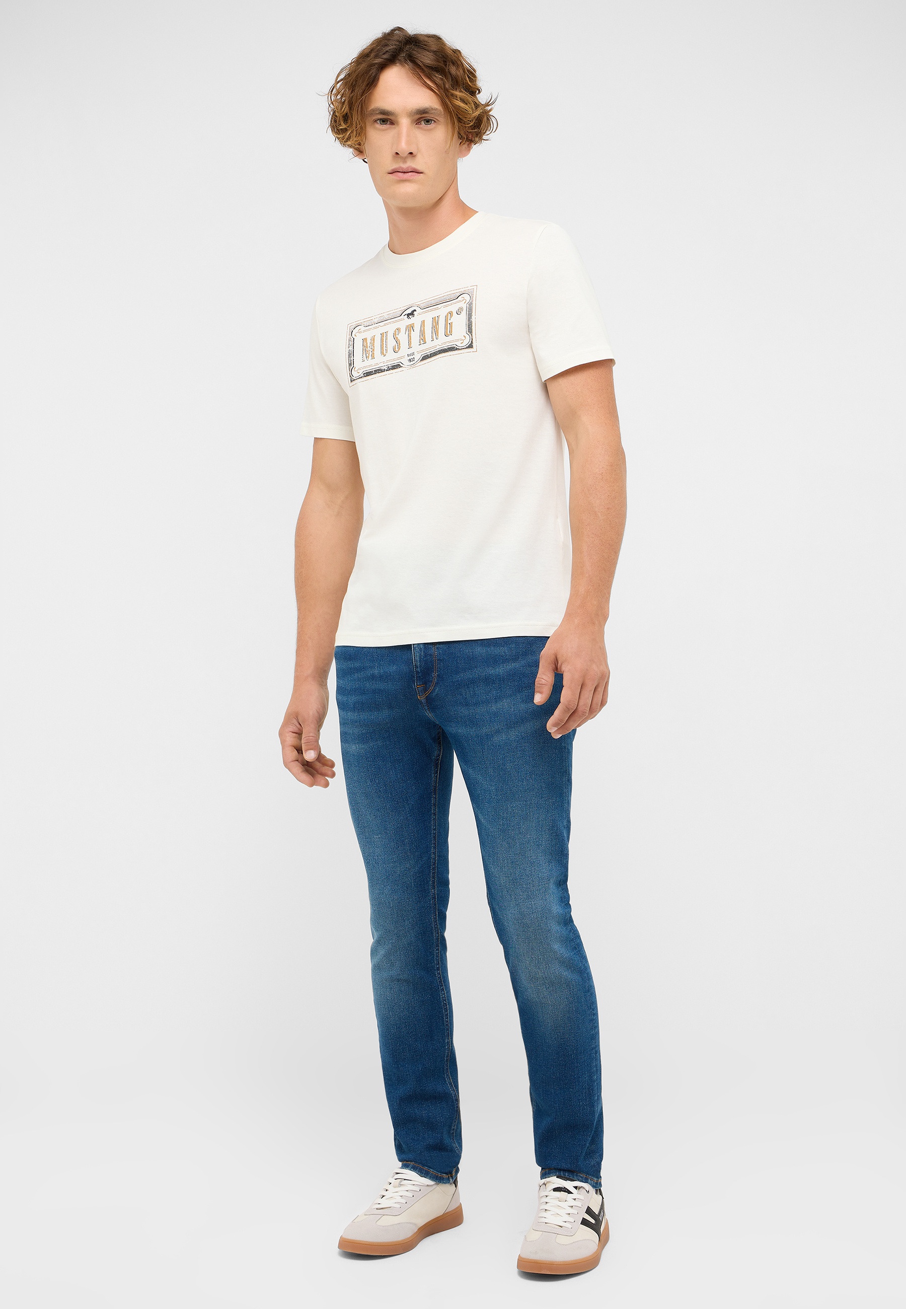 T-shirt, Hosen, Junge, Person, Jugendlich