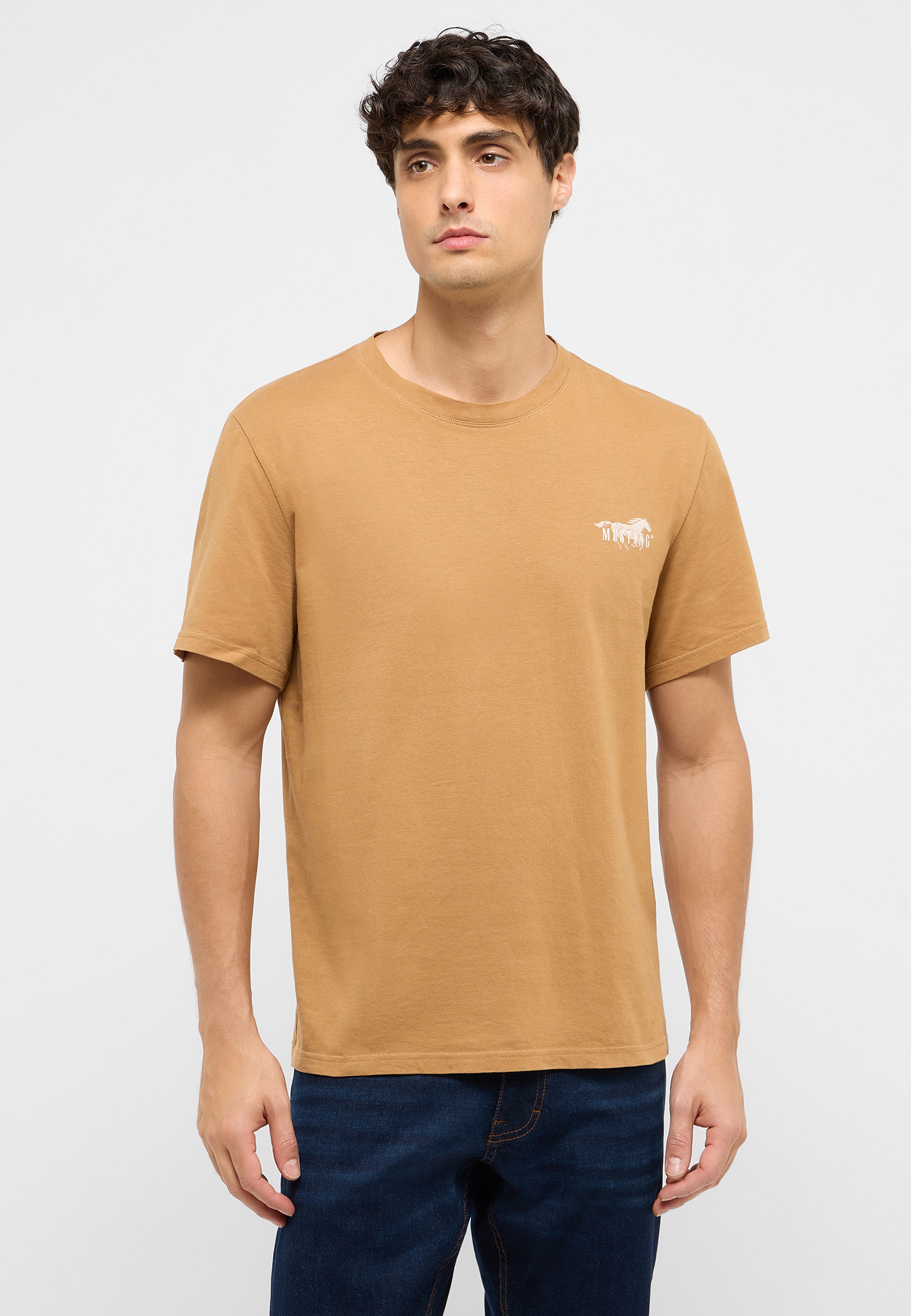 Bekleidung, T-shirt, Person, Jeans, Gesicht