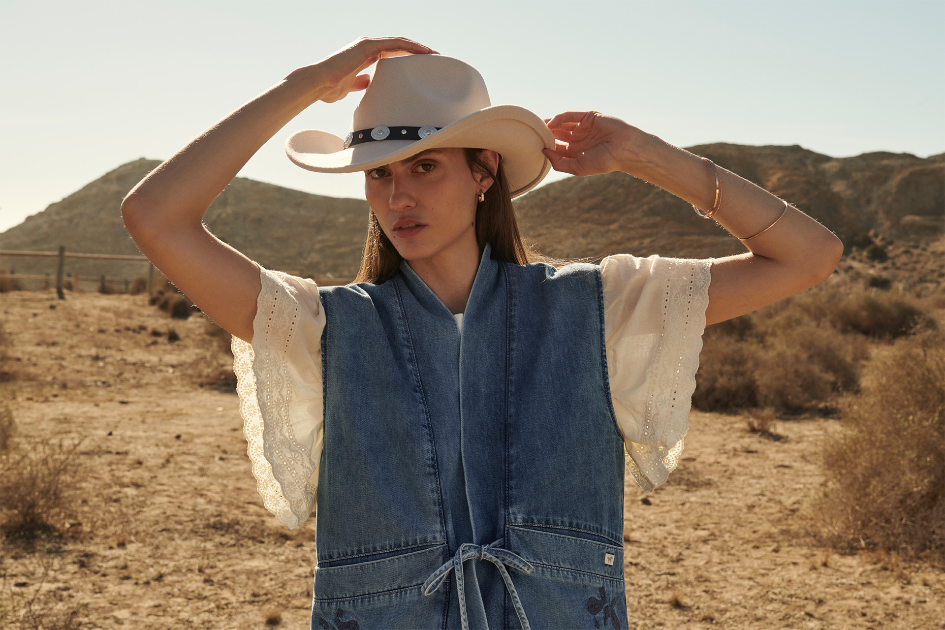Cowgirl-Hut, Weite Krempe, Denim-Weste, Spitze-Ärmel, Wüstenlandschaft