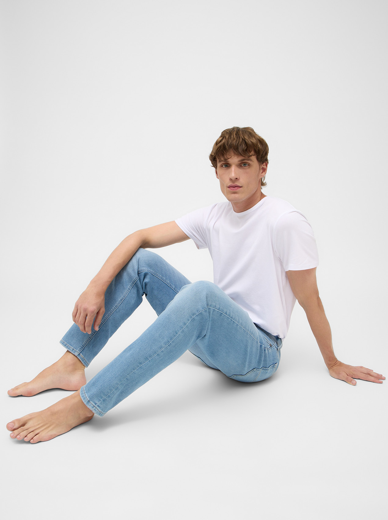 Bekleidung, Hosen, Person, Sitzen, Jeans