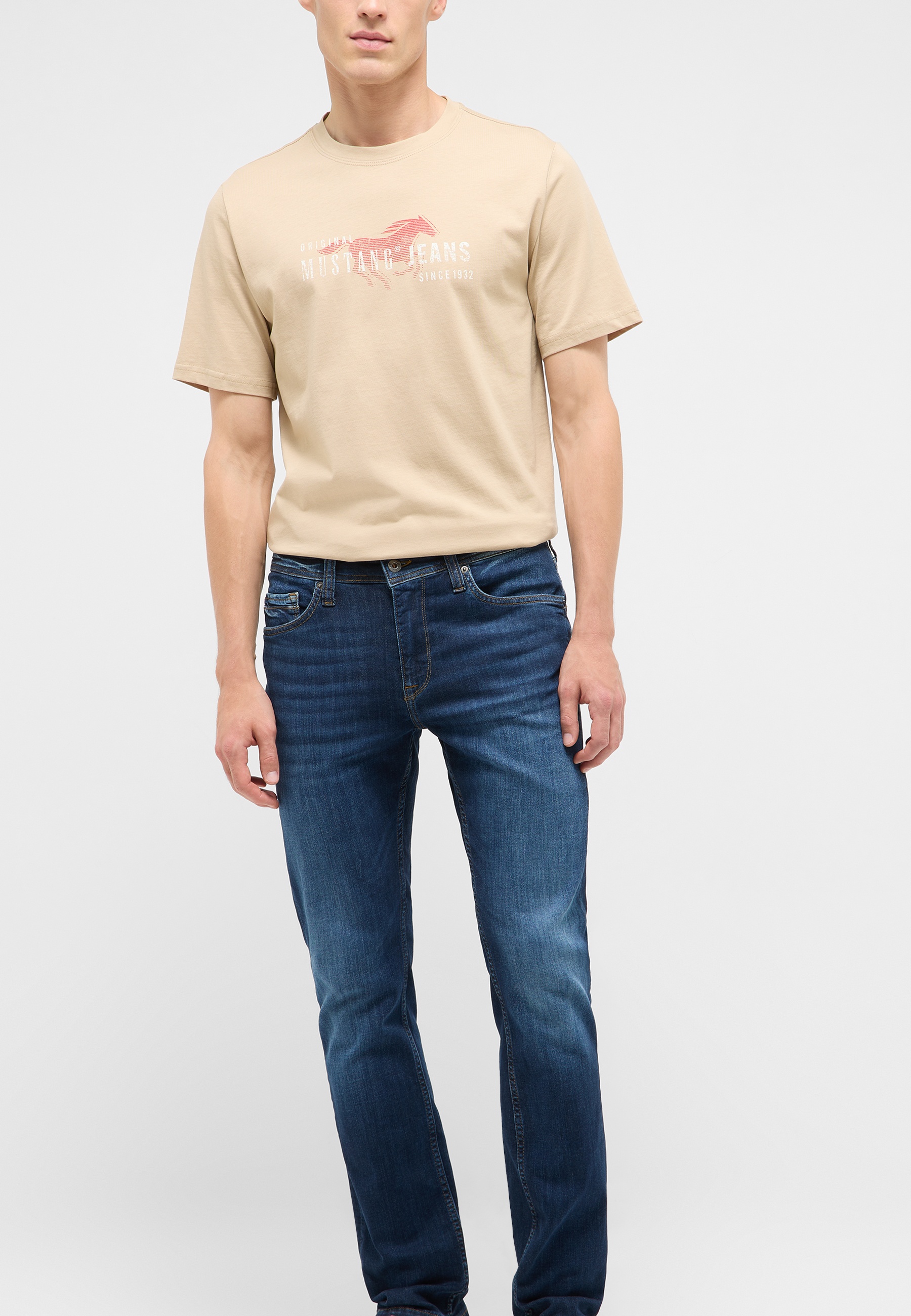 tshirt, beige, short-sleeve, logo print, jeans