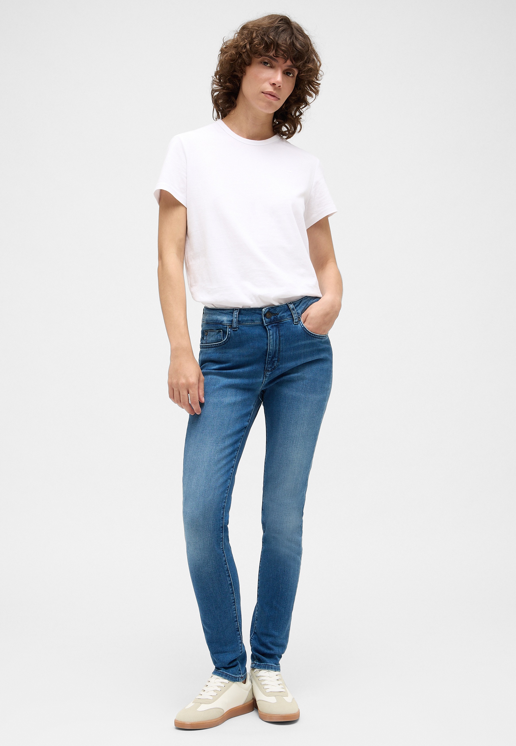T-Shirt, Hemdlos?, Weißes T-Shirt, Blaues Jeans, Weiße Sneaker