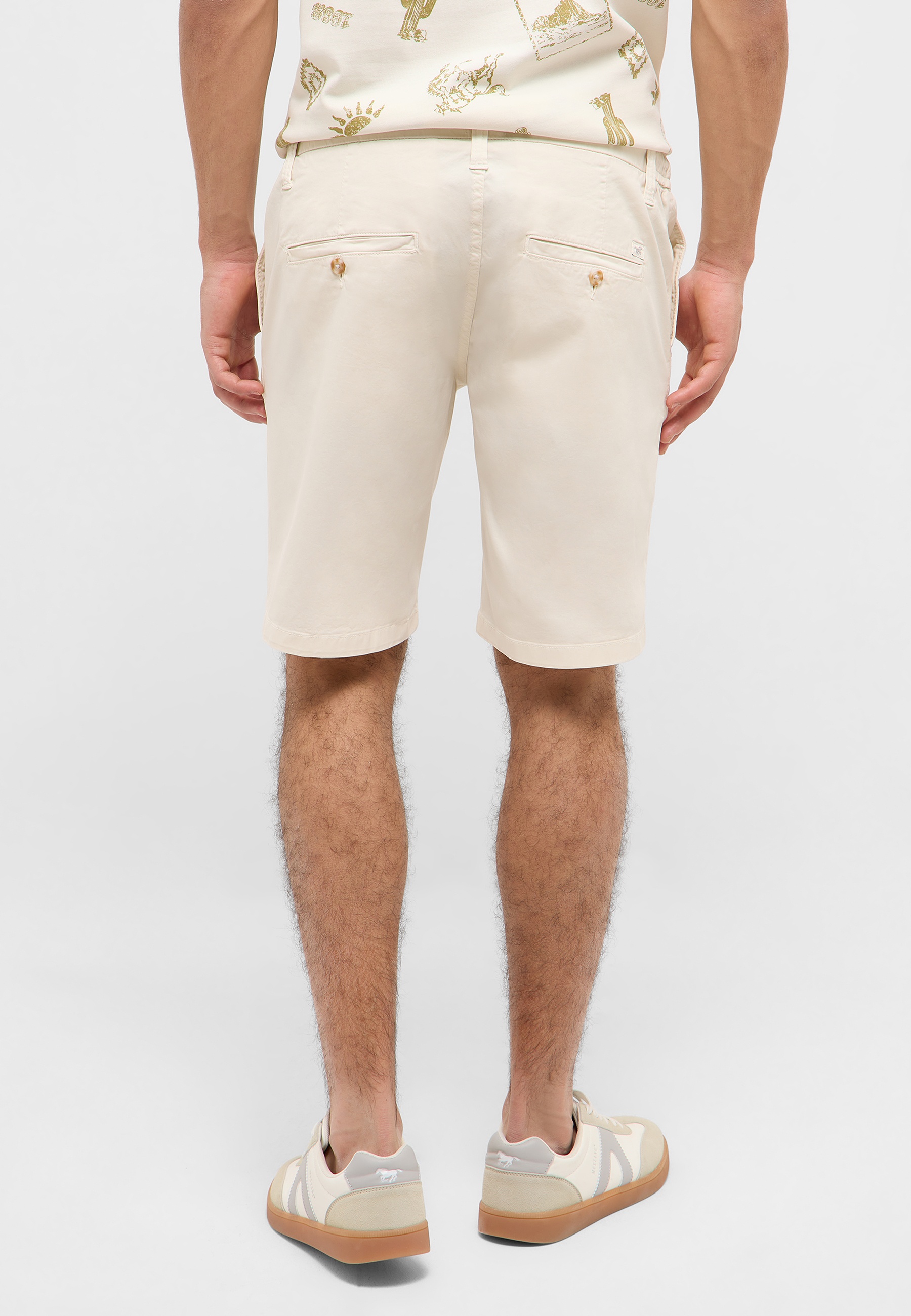 Bekleidung, Kurze Hosen, Person, Schuh, Khaki