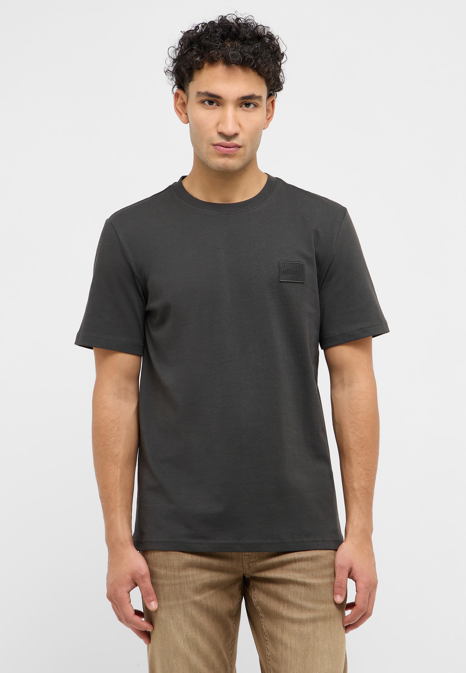 Bekleidung, T-shirt, Person, Ärmel, Hemd