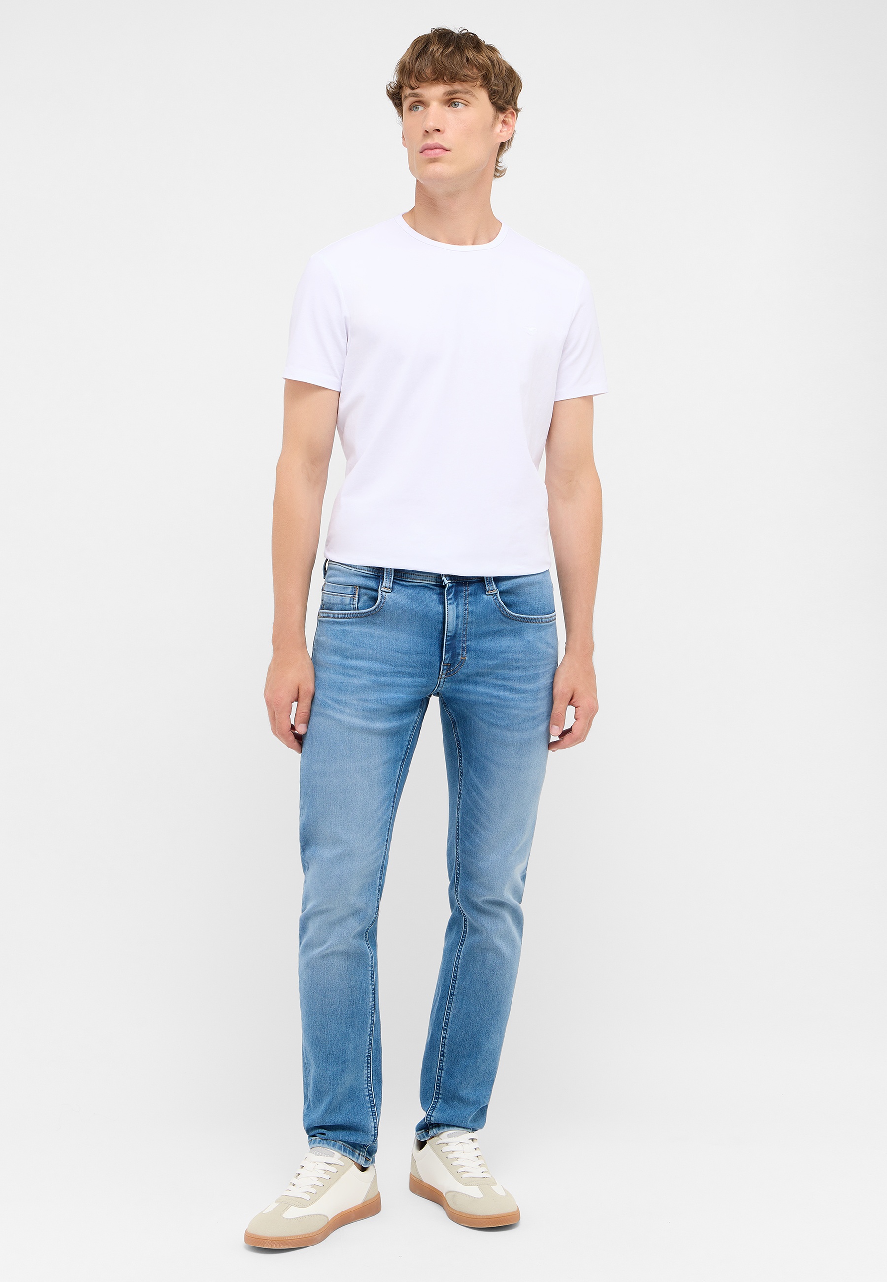 t-shirt, crew neck, weiß, jeans, sneakers