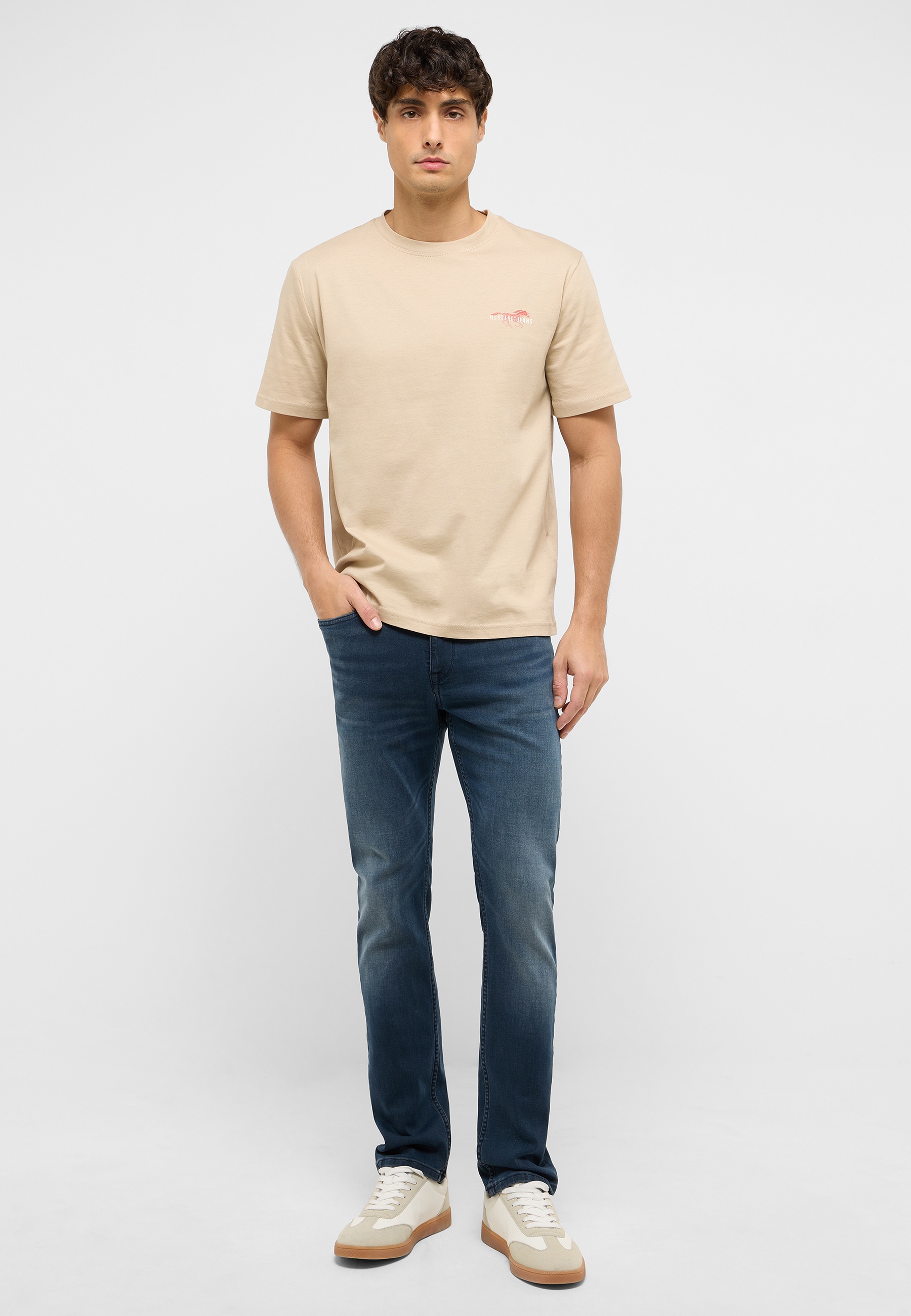 T-shirt, Hosen, Jeans, Person, Stehend