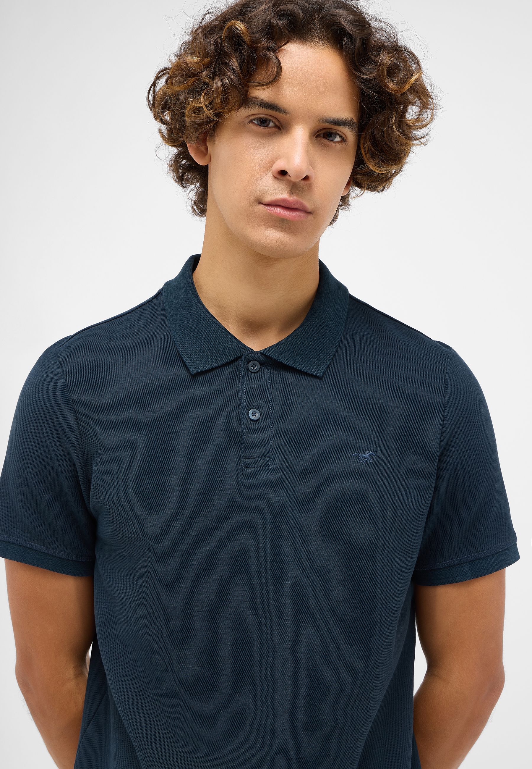 T-shirt, Gesicht, Kopf, Hals, Ärmel