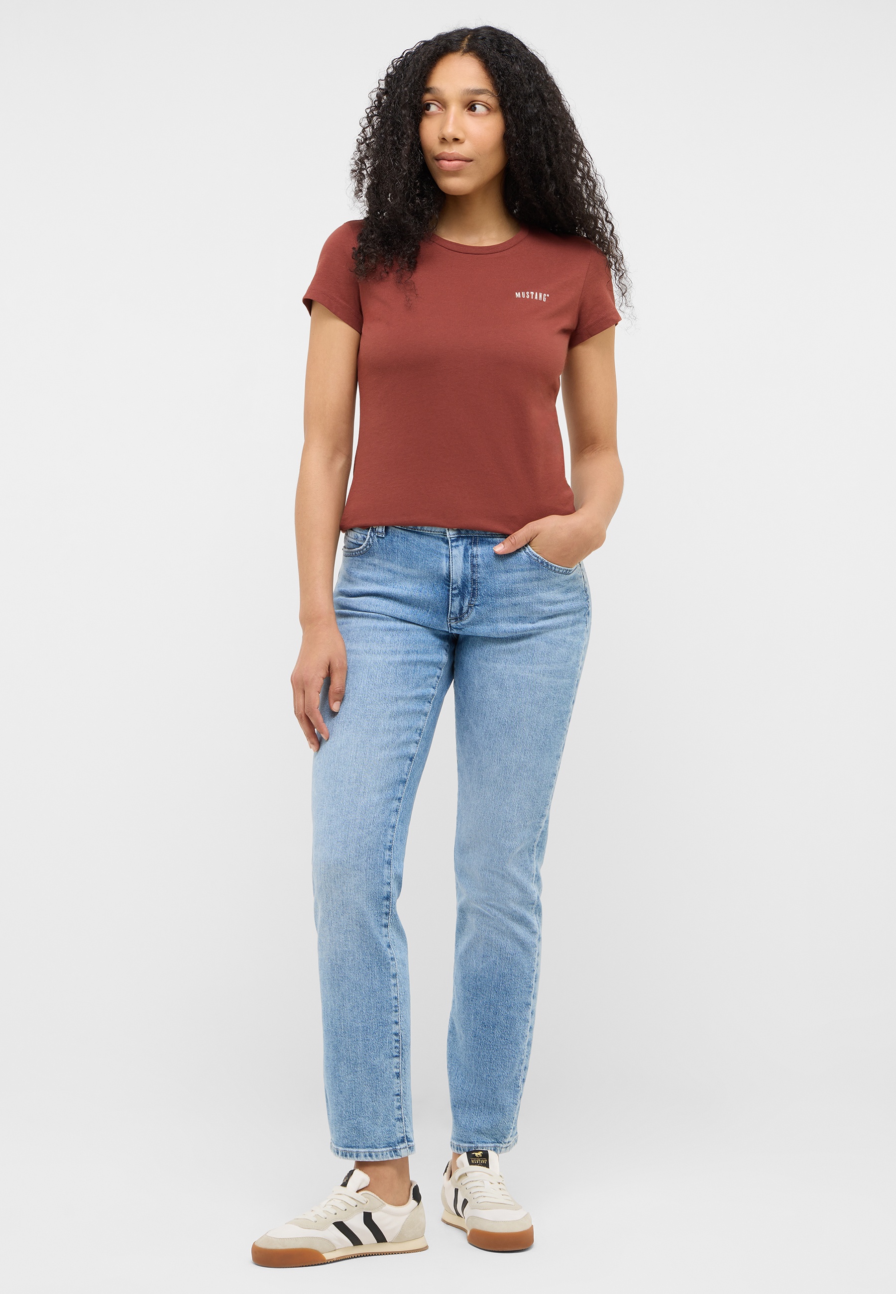 t-shirt, kurzarm, rust, rundhalsausschnitt, logostandort, jeans, blau, high-waist