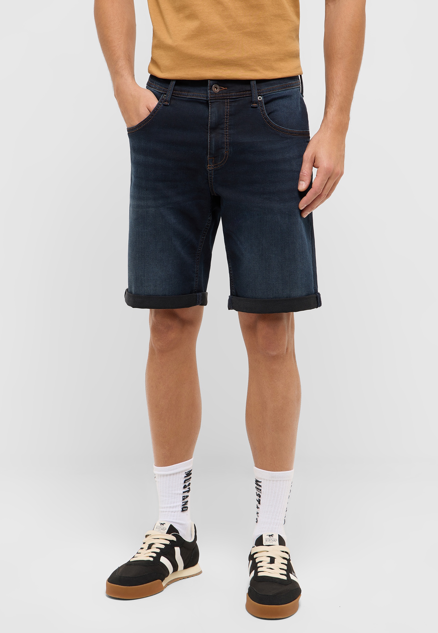 Bekleidung, Kurze Hosen, Schuh, Sneaker, Person