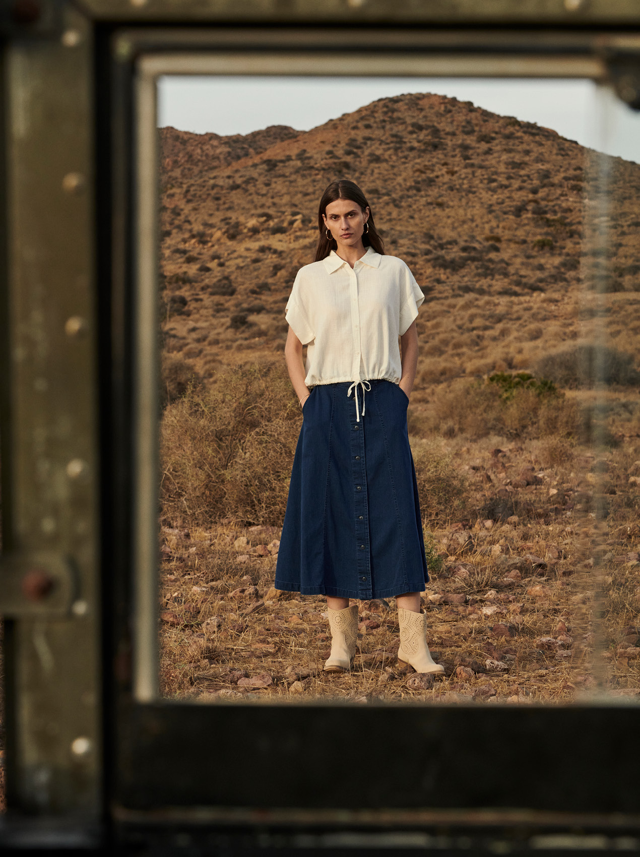 Hemdbluse, Midikleid, Jeansrock?, Küstenlook, Westernstiefel, Kleid, Jeansrock, Weiße Bluse, Schnürschuhe, Knie-Länge