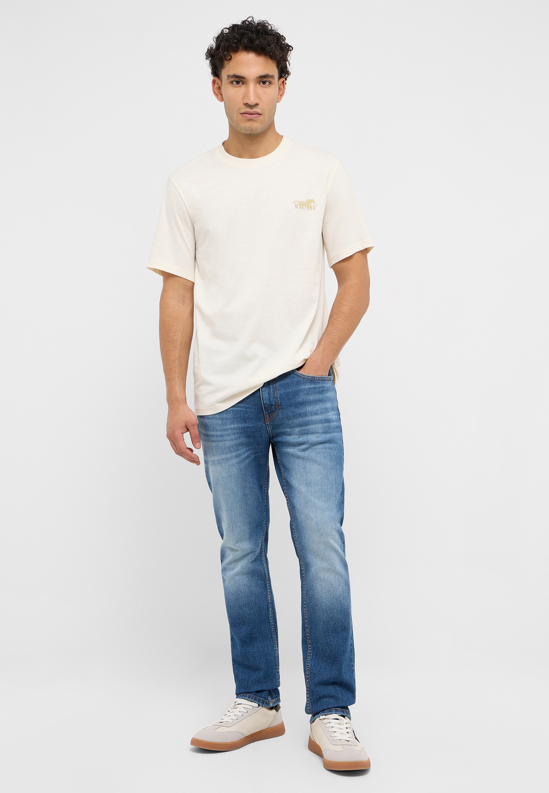 Hosen, T-shirt, Jeans, Person, Stehend