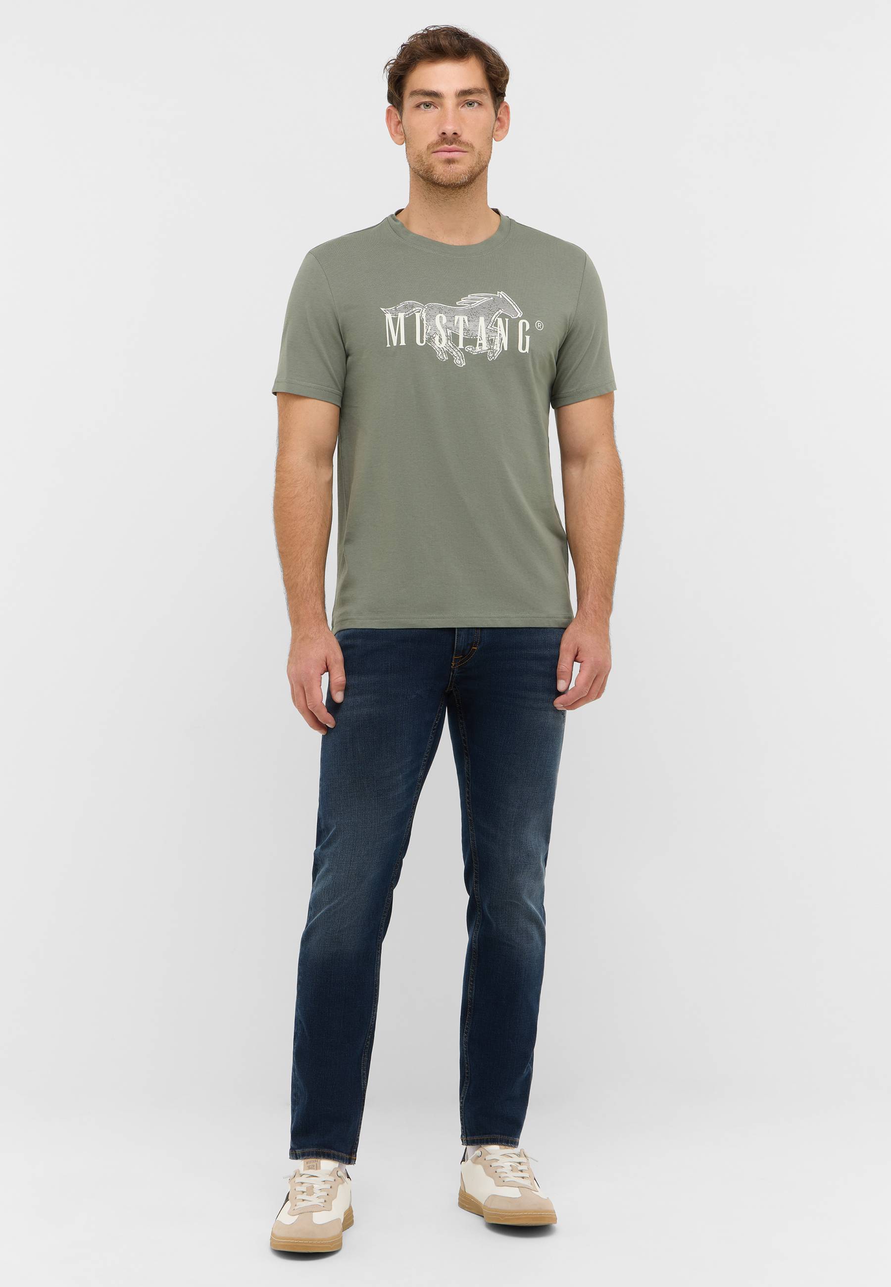 T-shirt, Hosen, Person, Stehend, Hemd