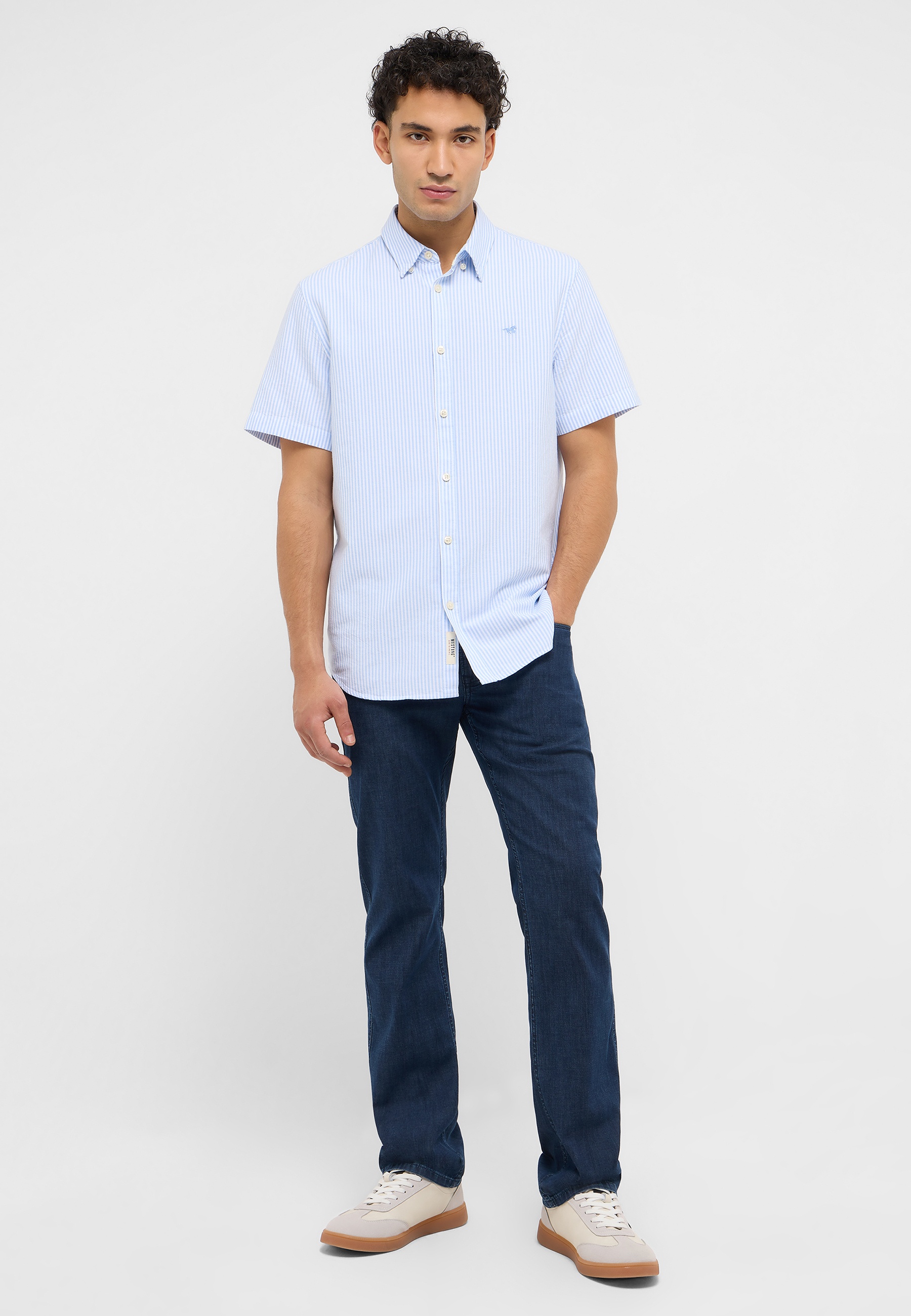 Hemd, Kurzarm, Streifen, Chinohose, Sneaker