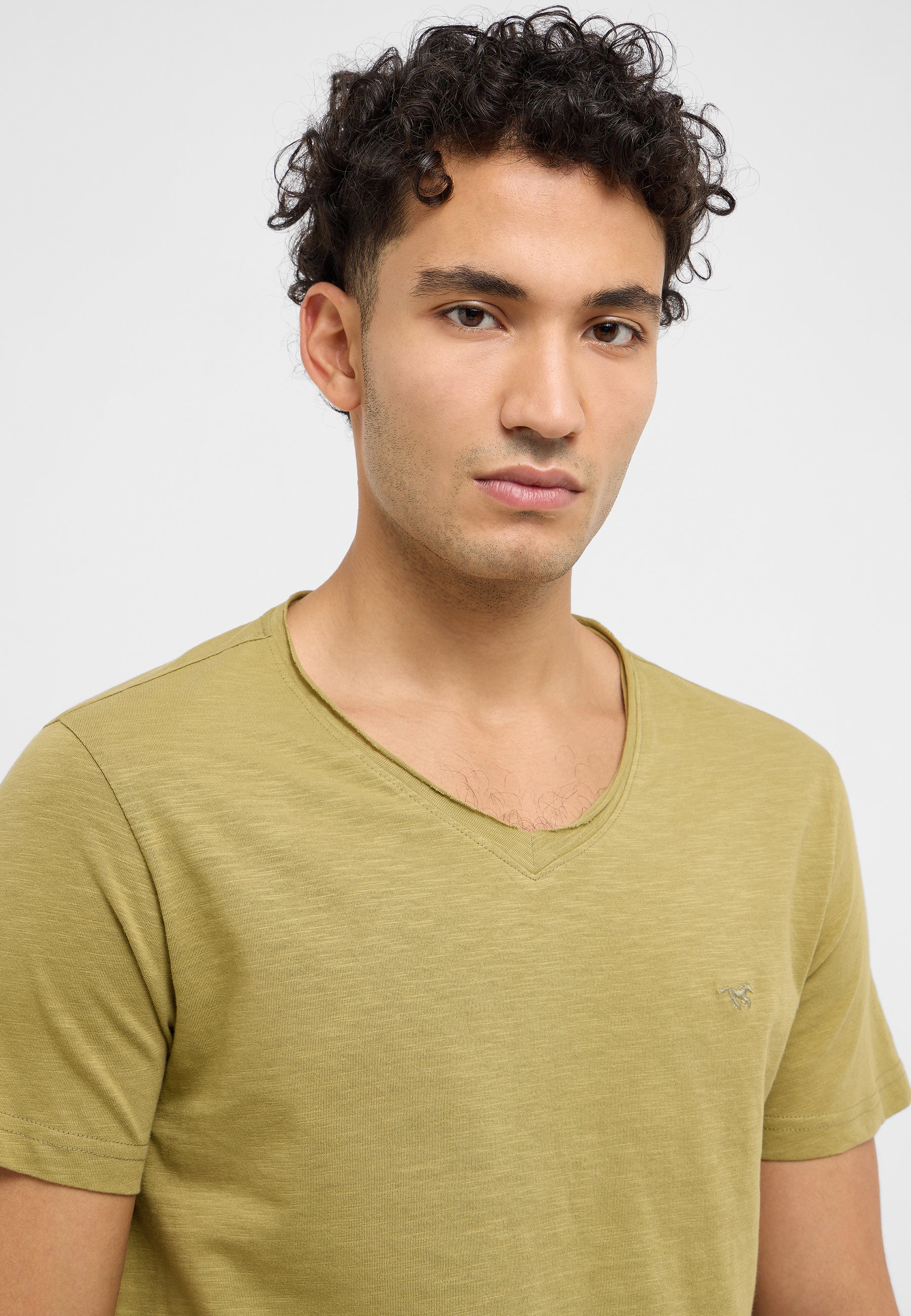 Gesicht, Kopf, Hals, Person, T-shirt