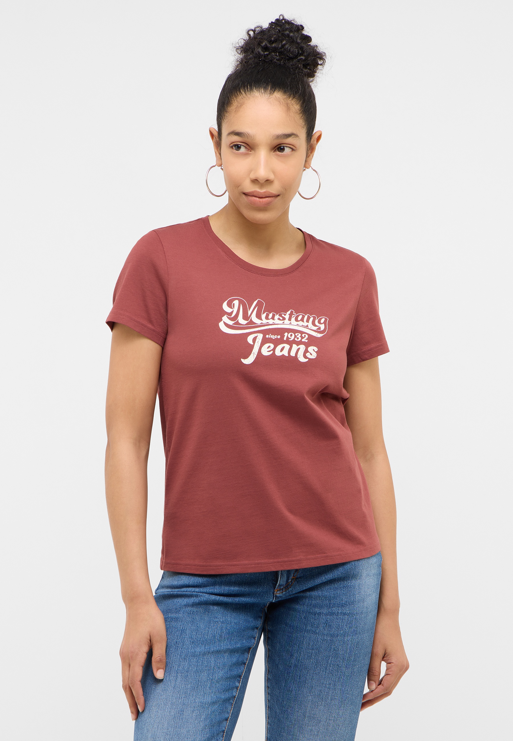 T-shirt, Hemd, Jeanshose, Person, Gesicht