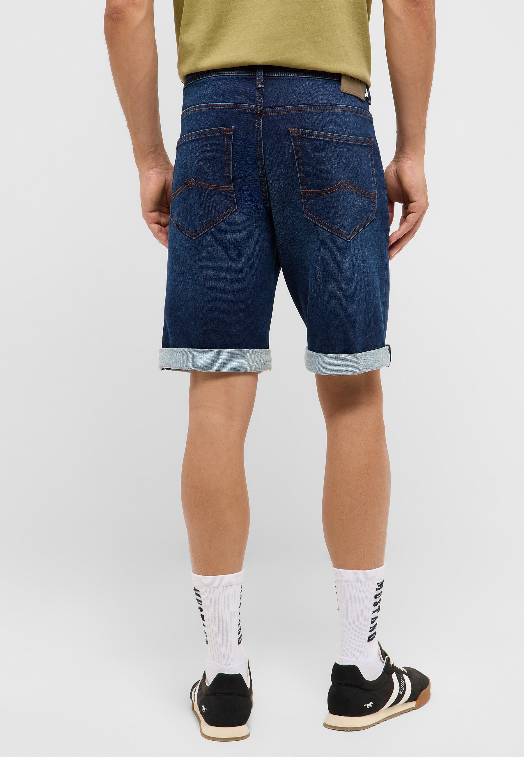 Bekleidung, Kurze Hosen, Hosen, Person, Schuh