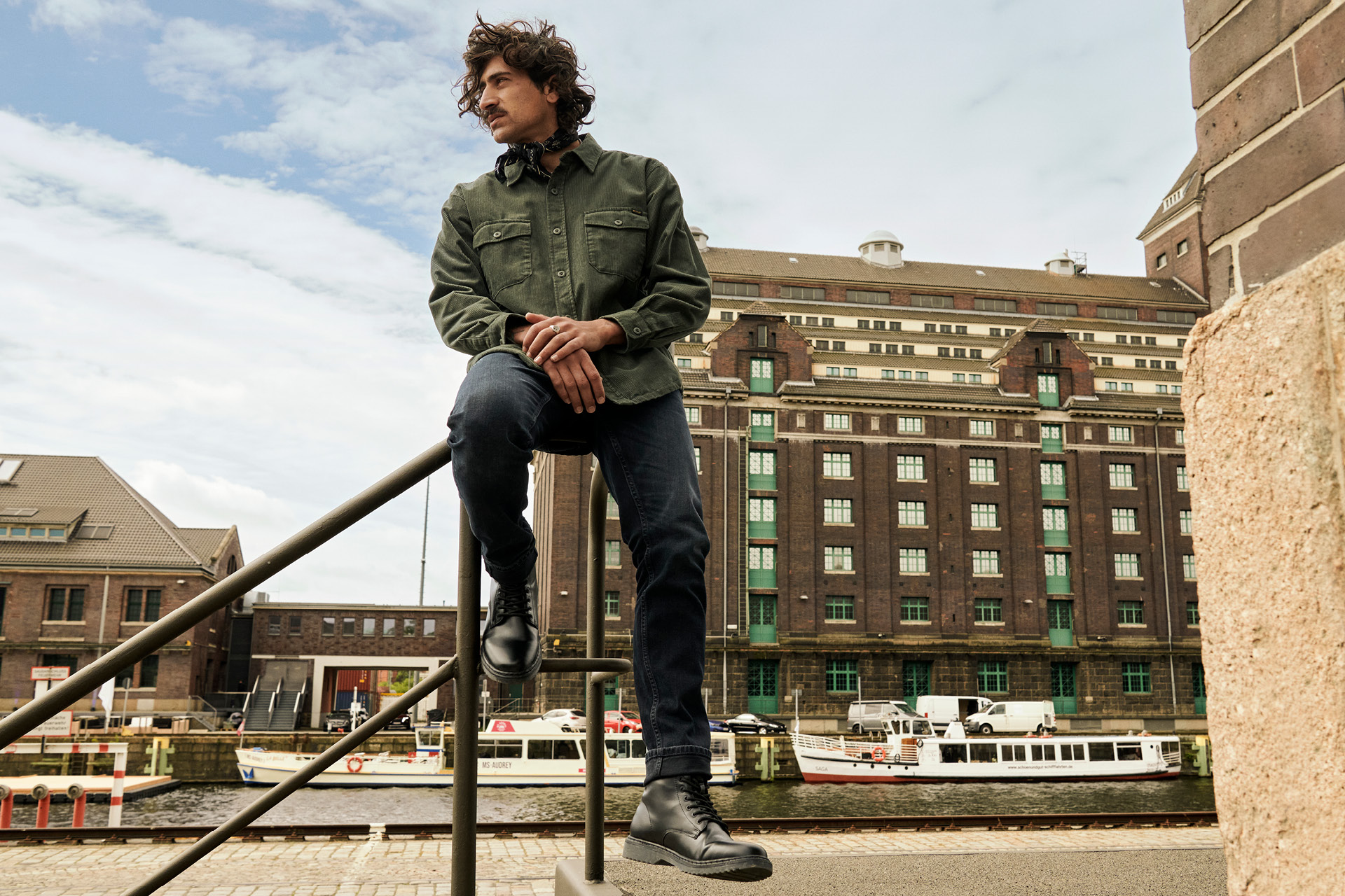 Hosen, Handlauf, Jeans, Person, Jacke