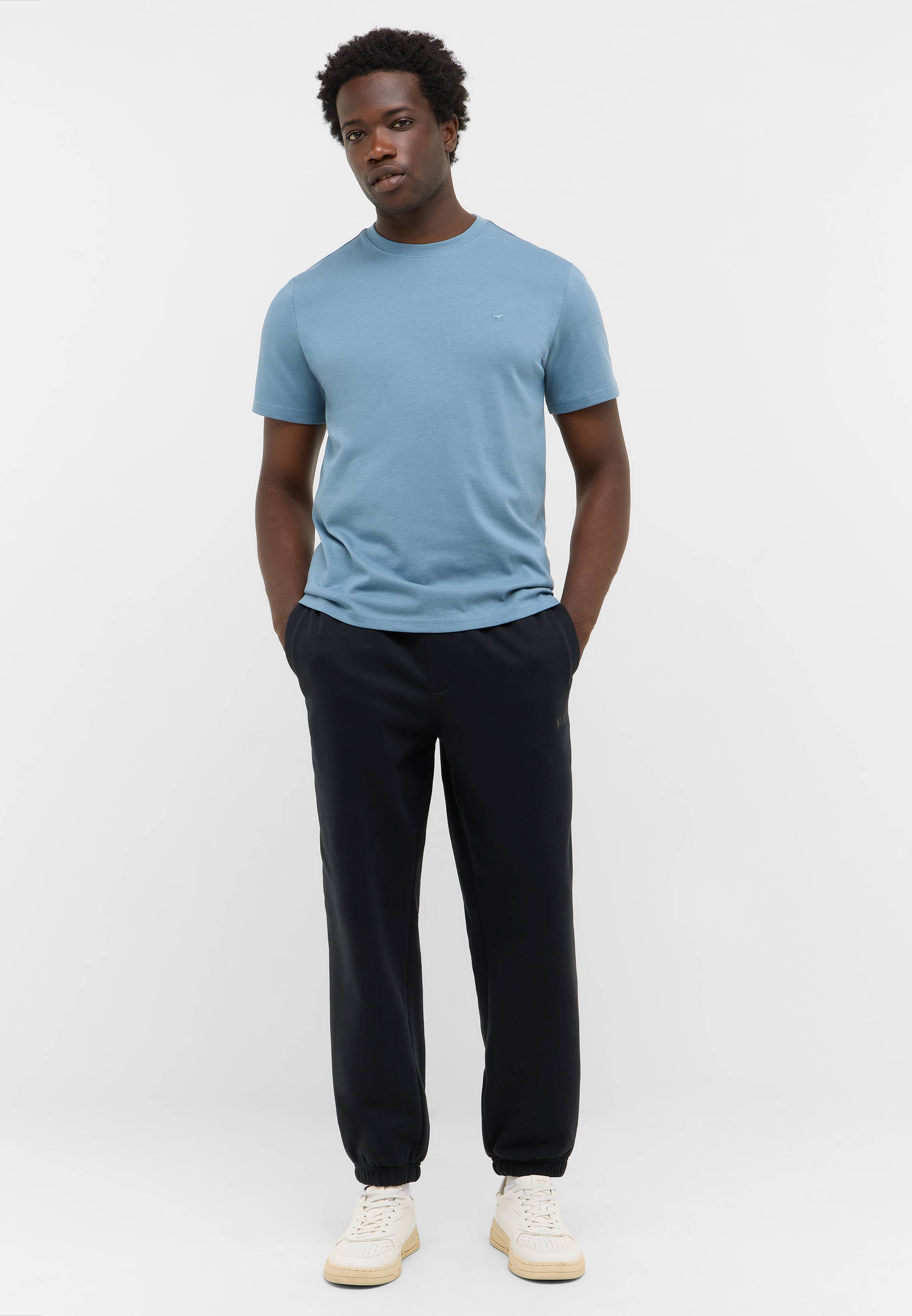T-shirt, Hosen, Person, Stehend, Ärmel
