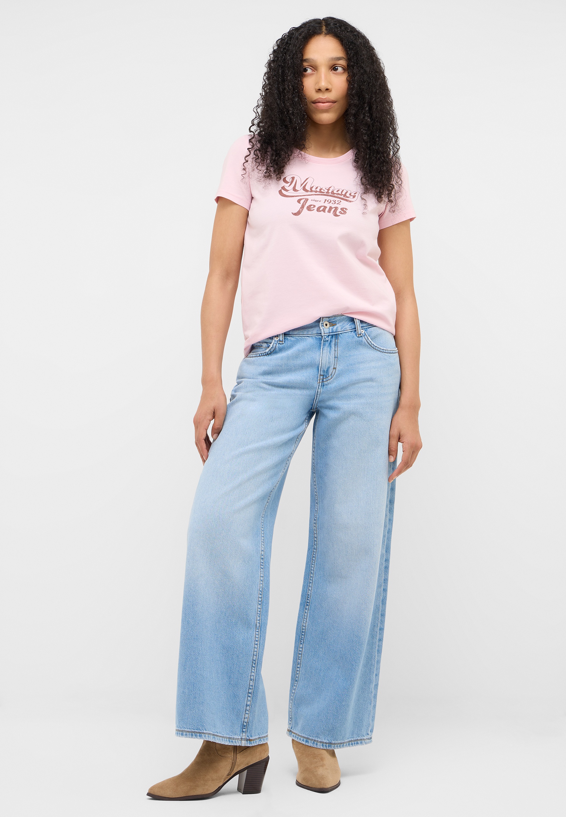 t-shirt, pink, logo print, jeans, wide-leg