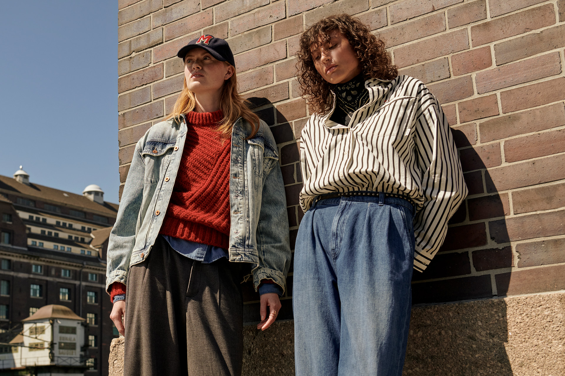 Hosen, Mütze, Jeans, Pullover, Backstein