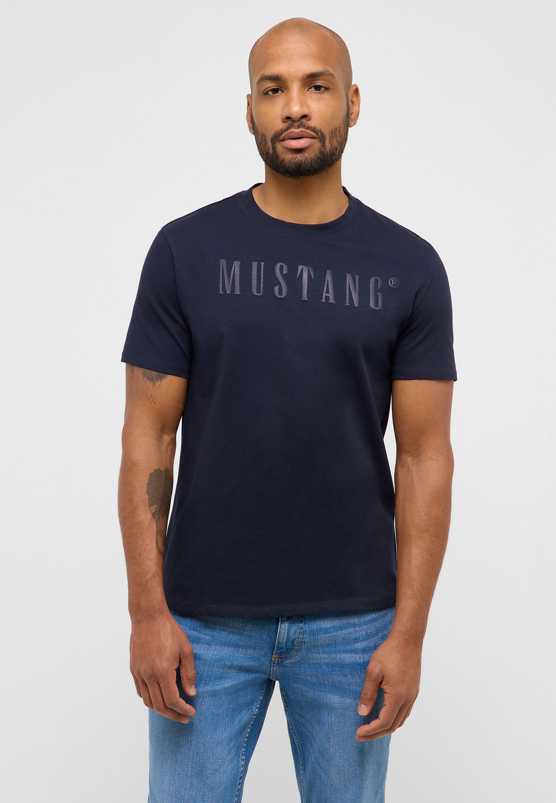 T-shirt, Jeans, Erwachsener, Mann, Person
