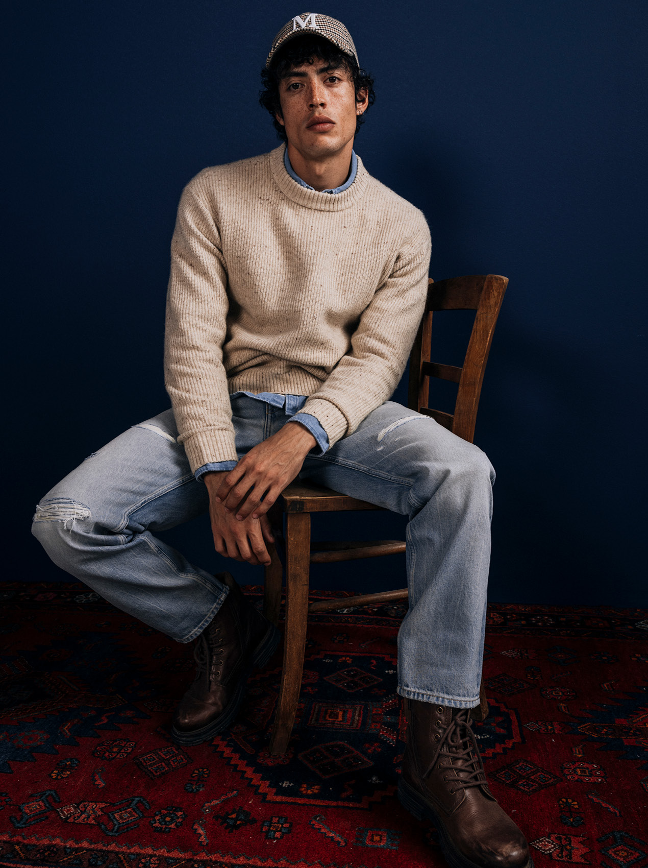cream sweater, Rippstrickpullover, helle Waschjeans, abgenutzte Jeans, braune Stiefel