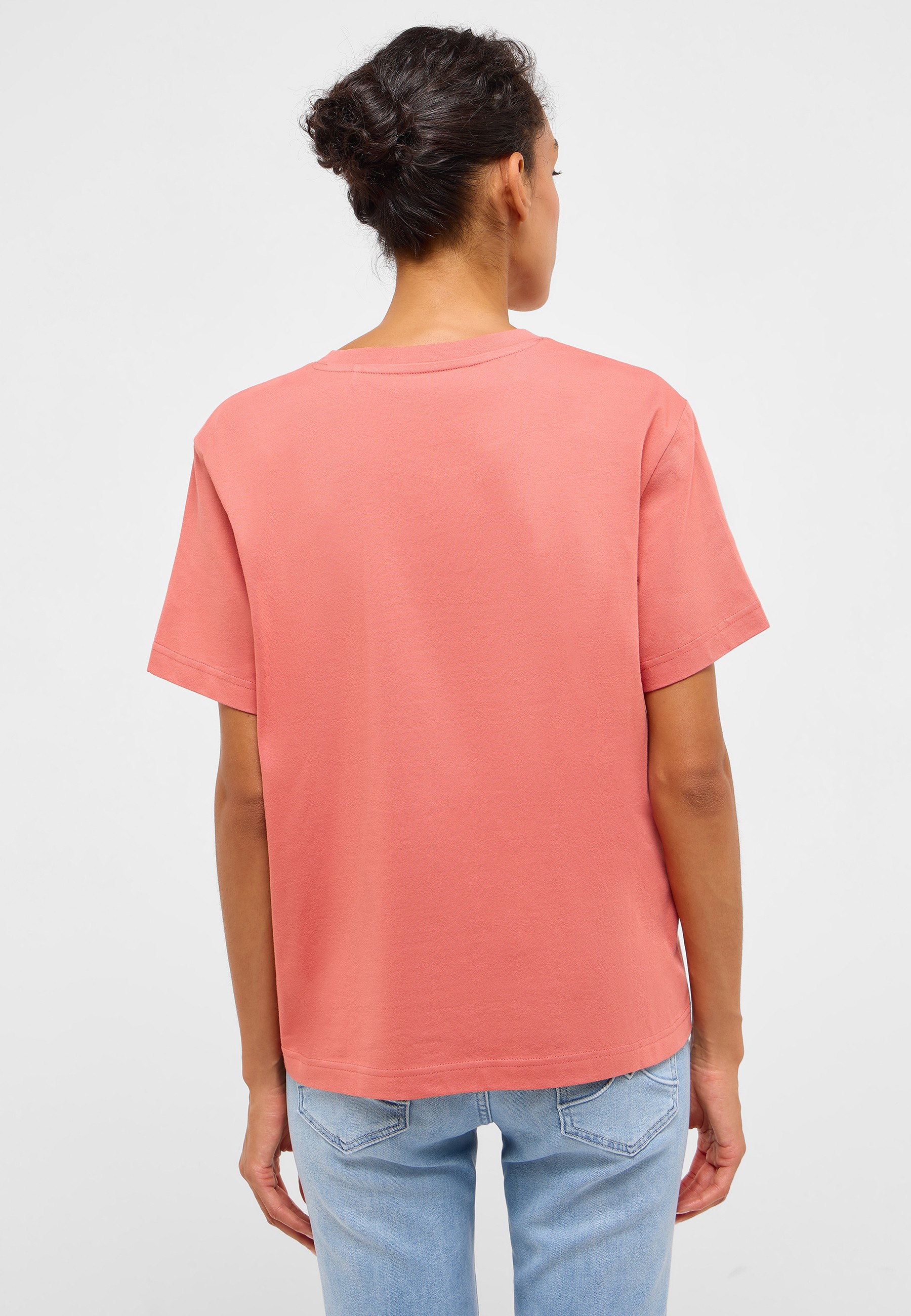 Bekleidung, T-shirt, Person, Jeans, Kopf