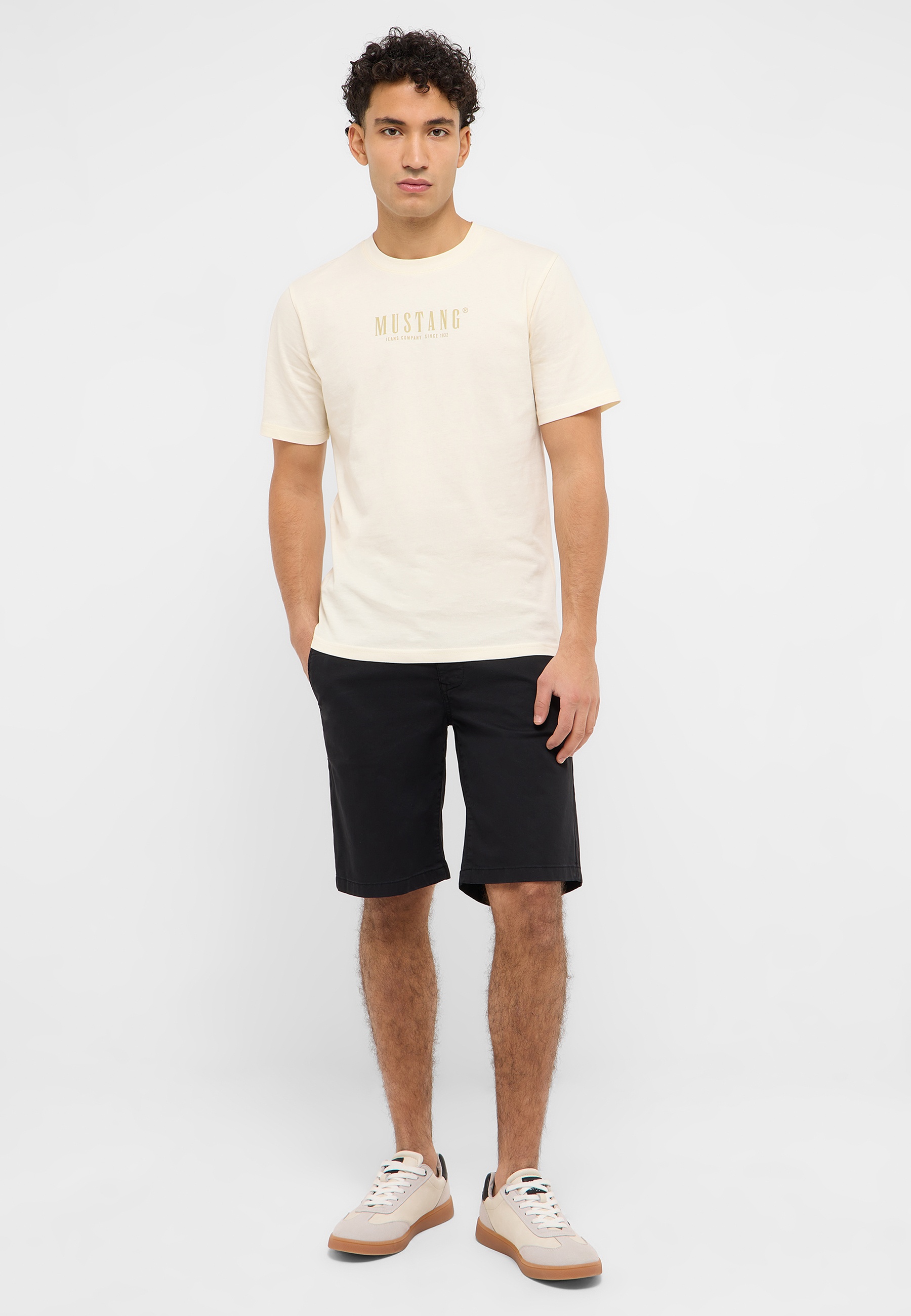 Bekleidung, Kurze Hosen, T-shirt, Person, Schuh