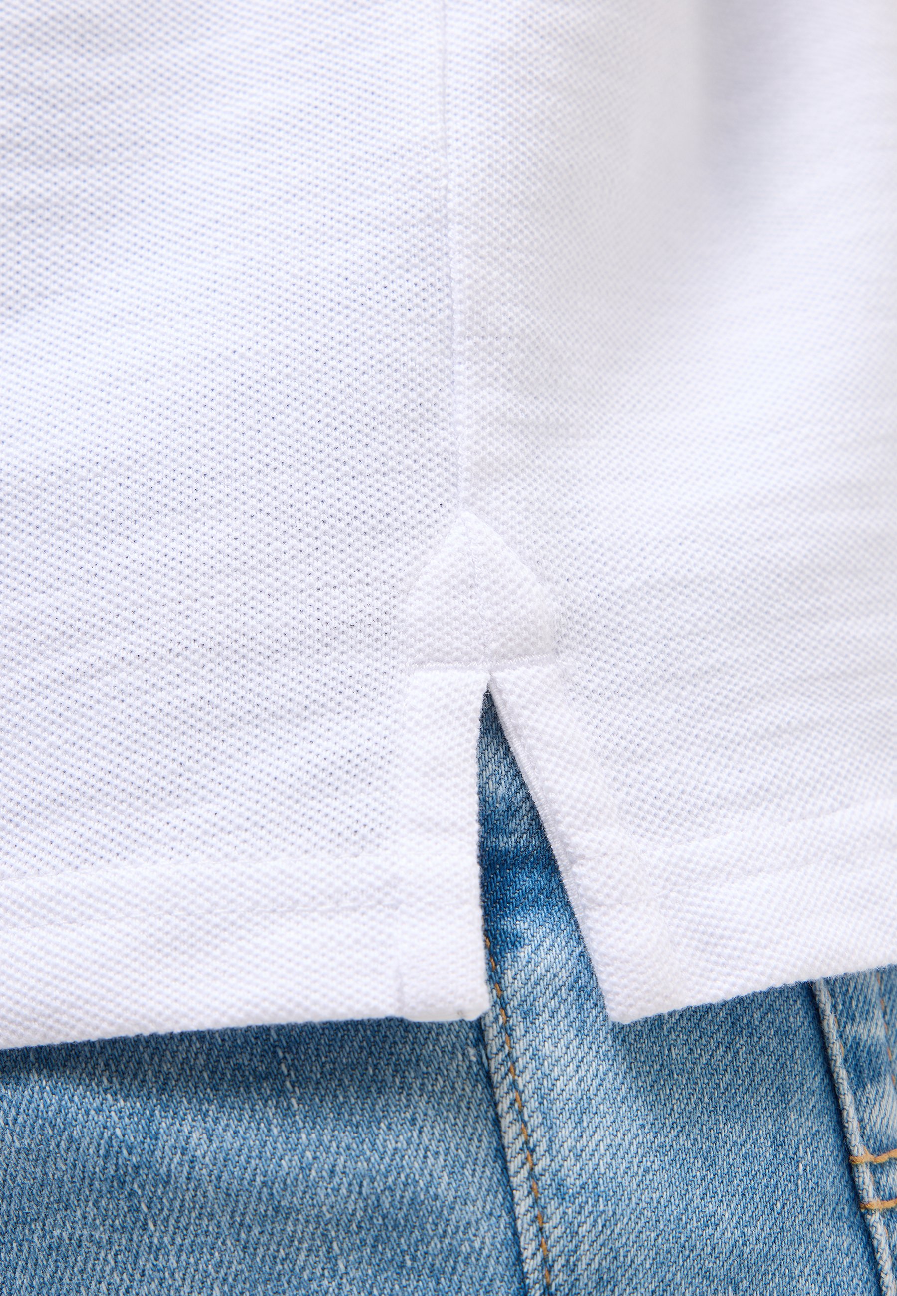 weißes Hemd, Leinengewebe, kurzärmlig, Kanten-Schlitz, hellblaue Jeans