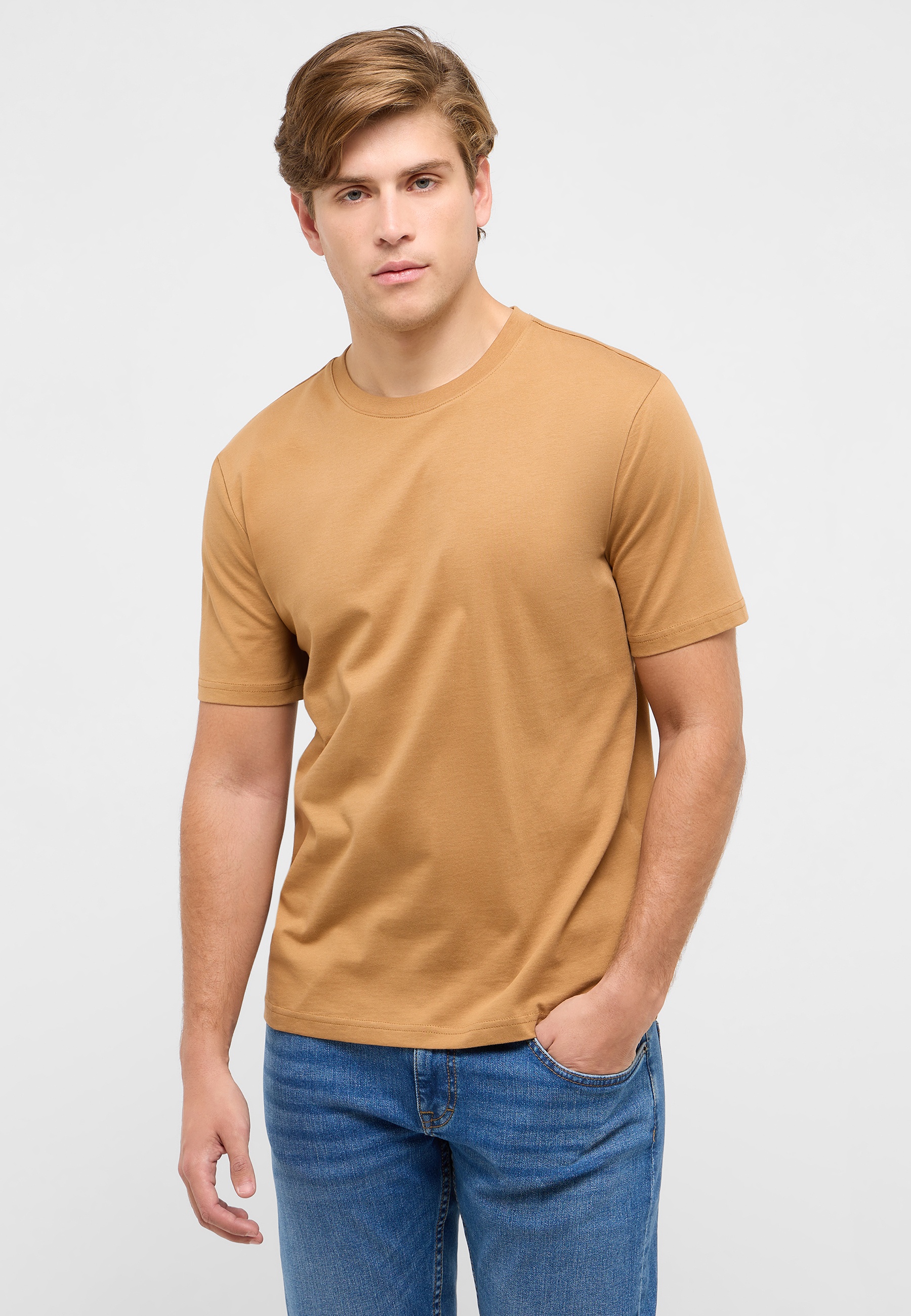 T-shirt, Jeans, Erwachsener, Mann, Person