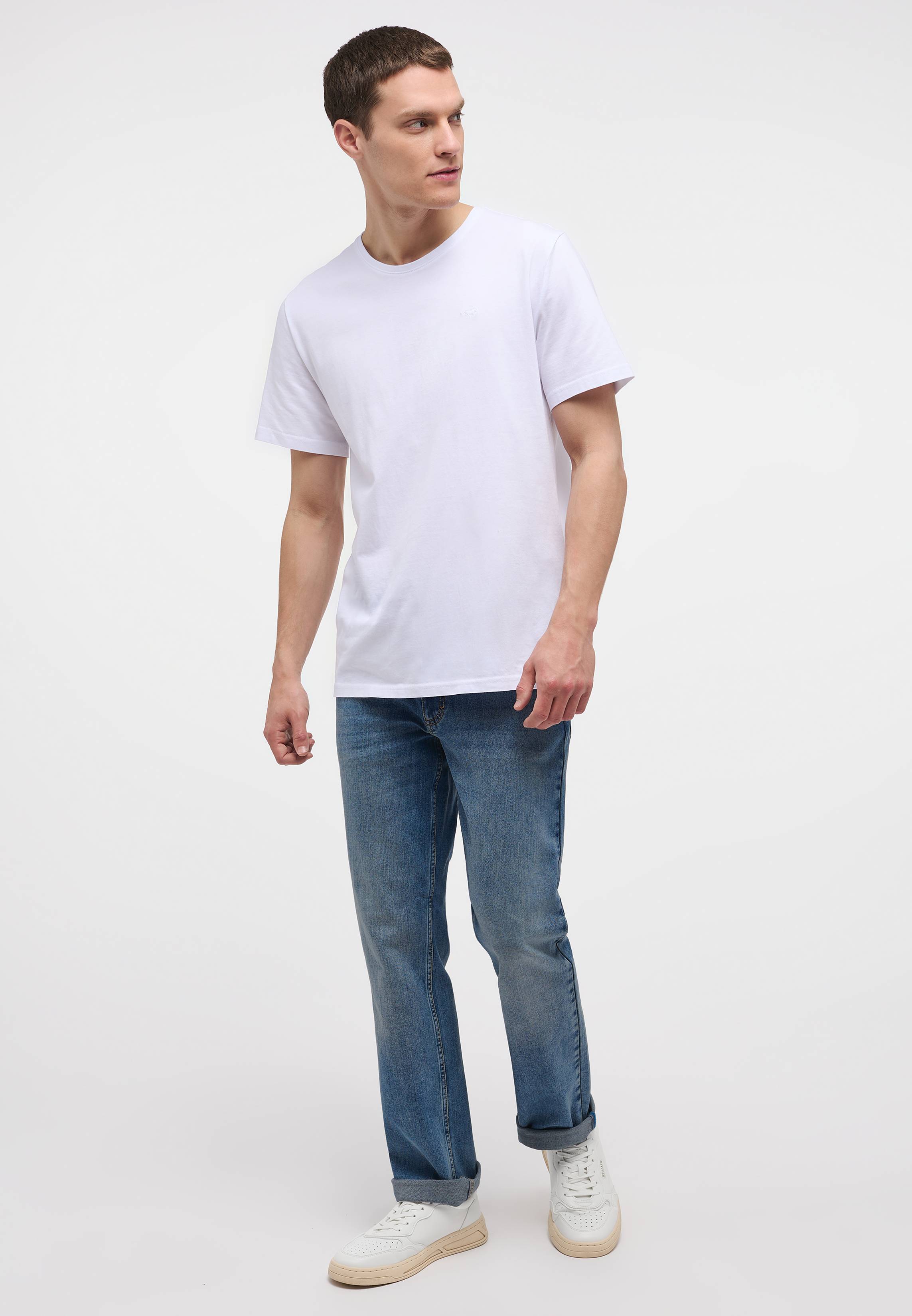 Bekleidung, T-shirt, Hosen, Person, Stehend