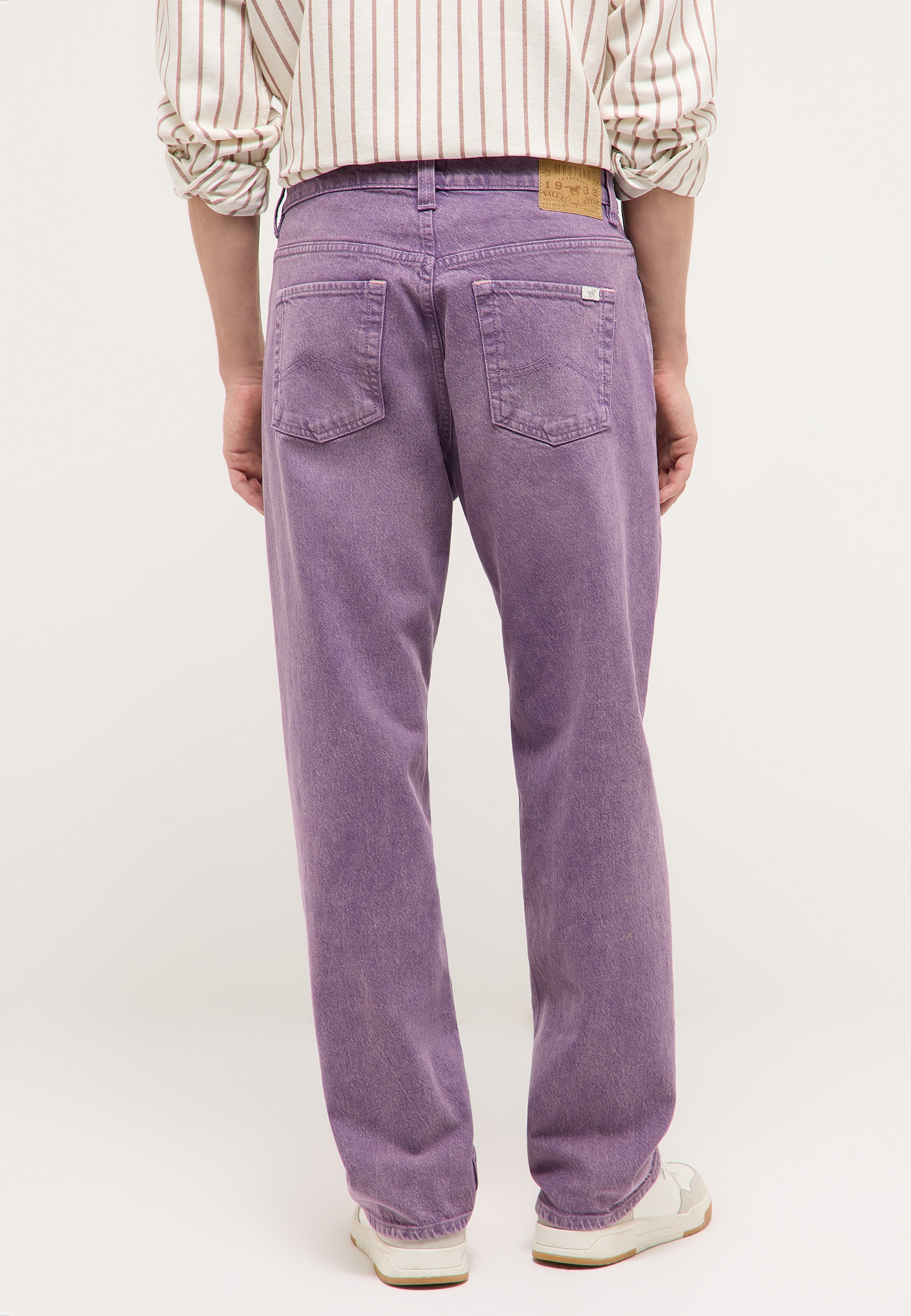 jeans, lila jeans, rückenansicht, taschen, stoff?