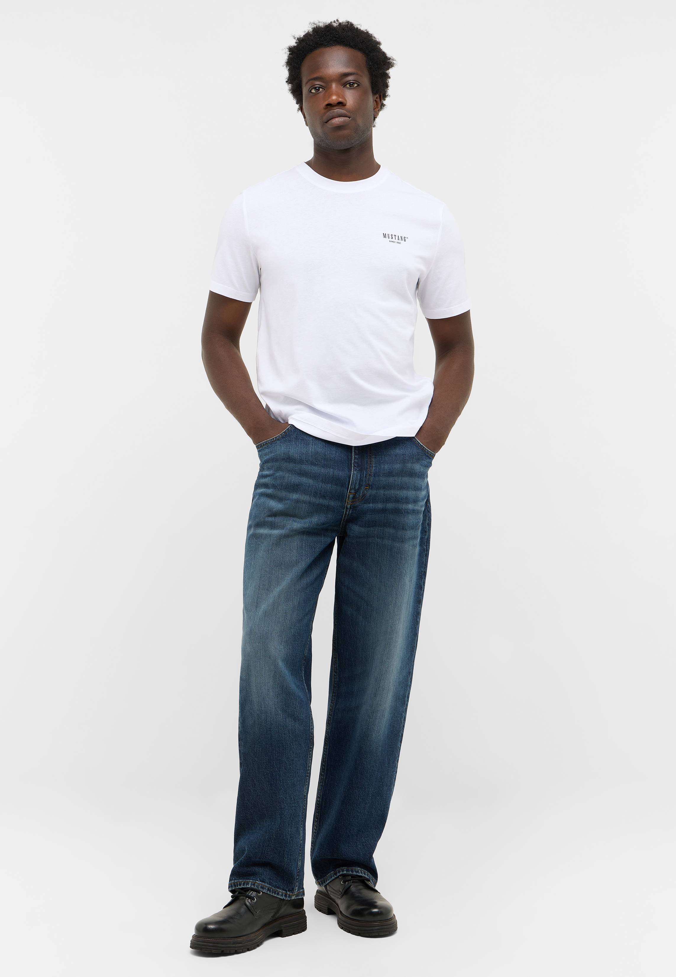 Hosen, T-shirt, Person, Stehend, Jeanshose