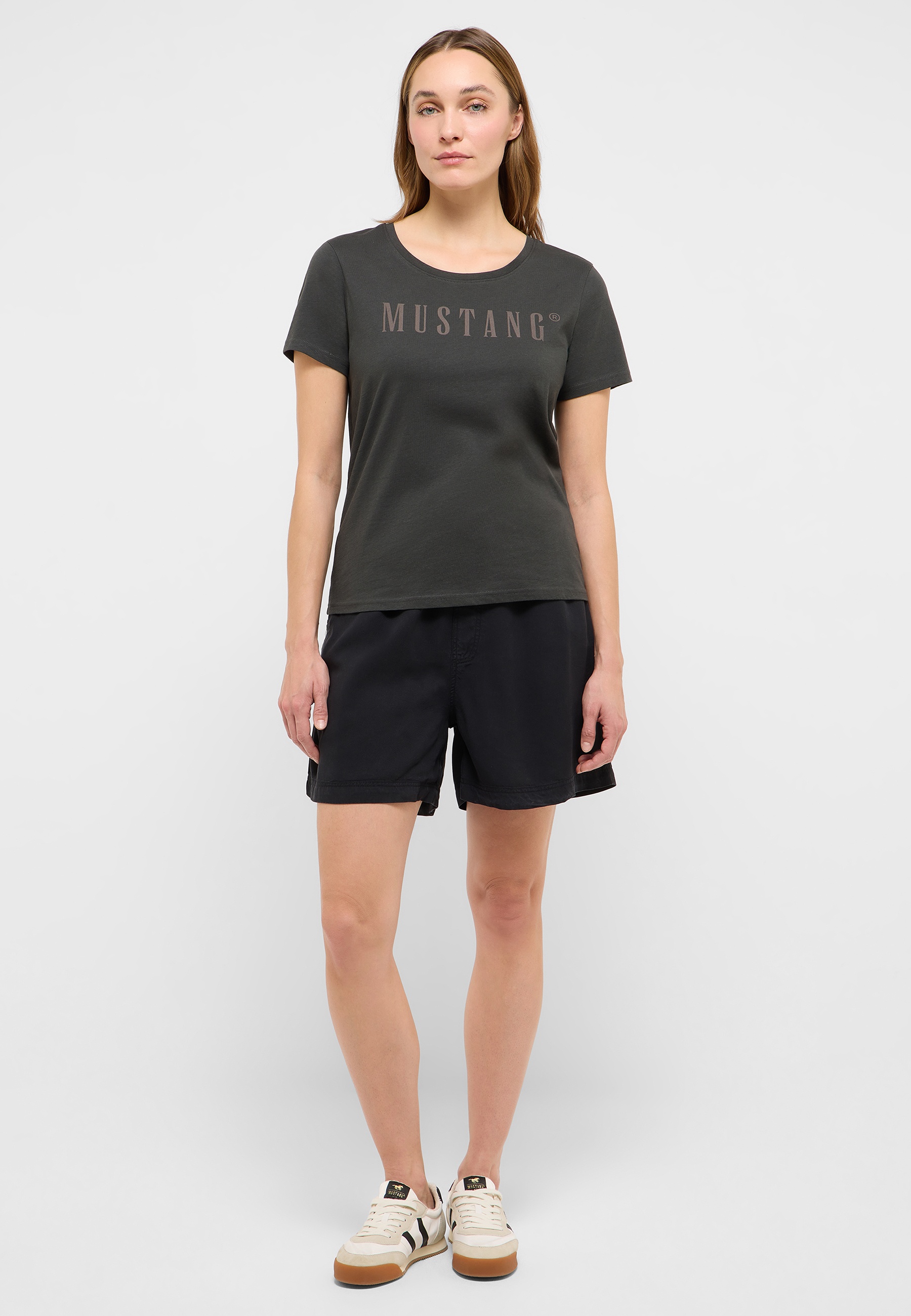 Kurze Hose, T-shirt, Person, Schuh, Gesicht