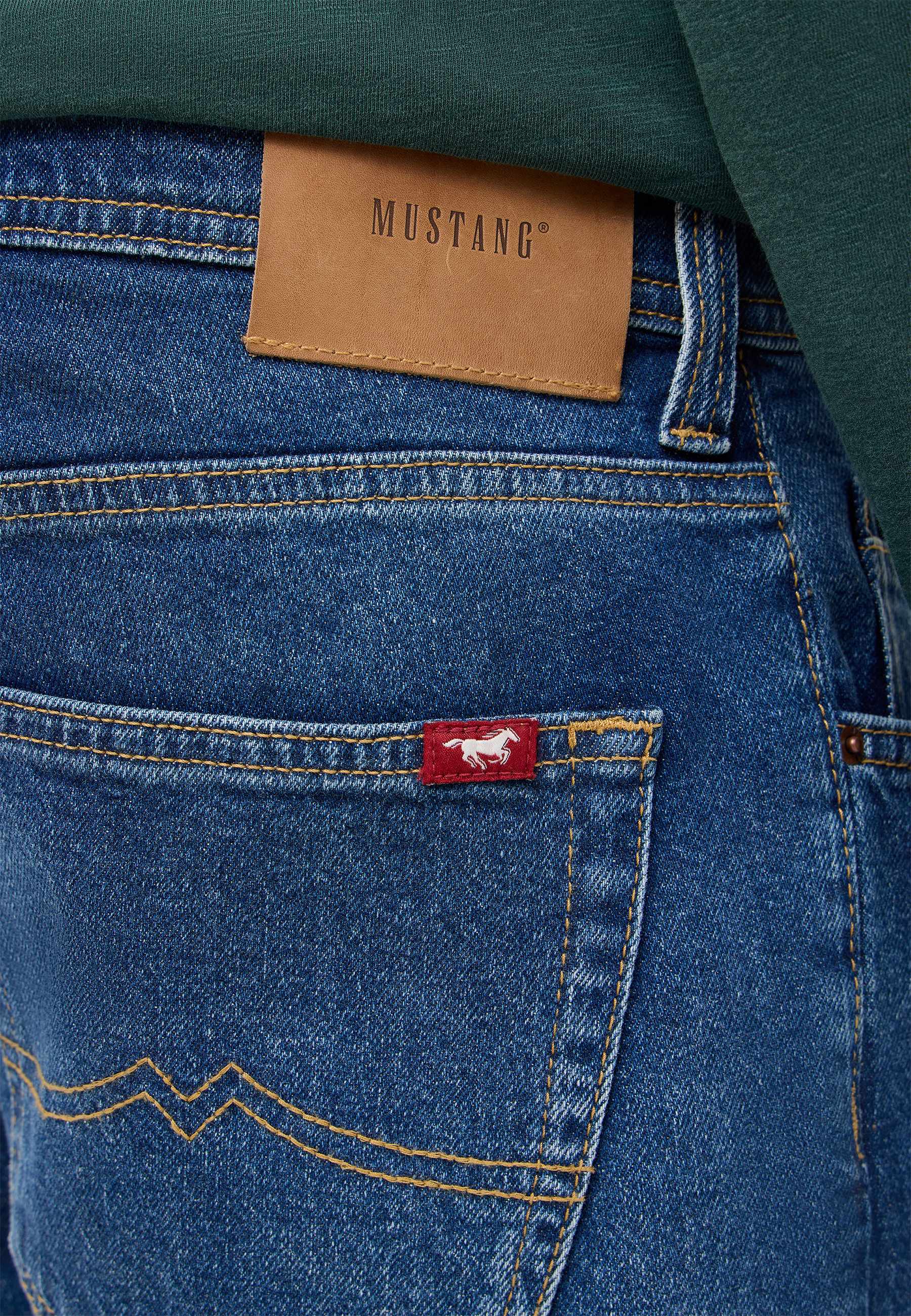 jeans, Denim, Hintertasche, roter Aufnäher, braunes Etikett