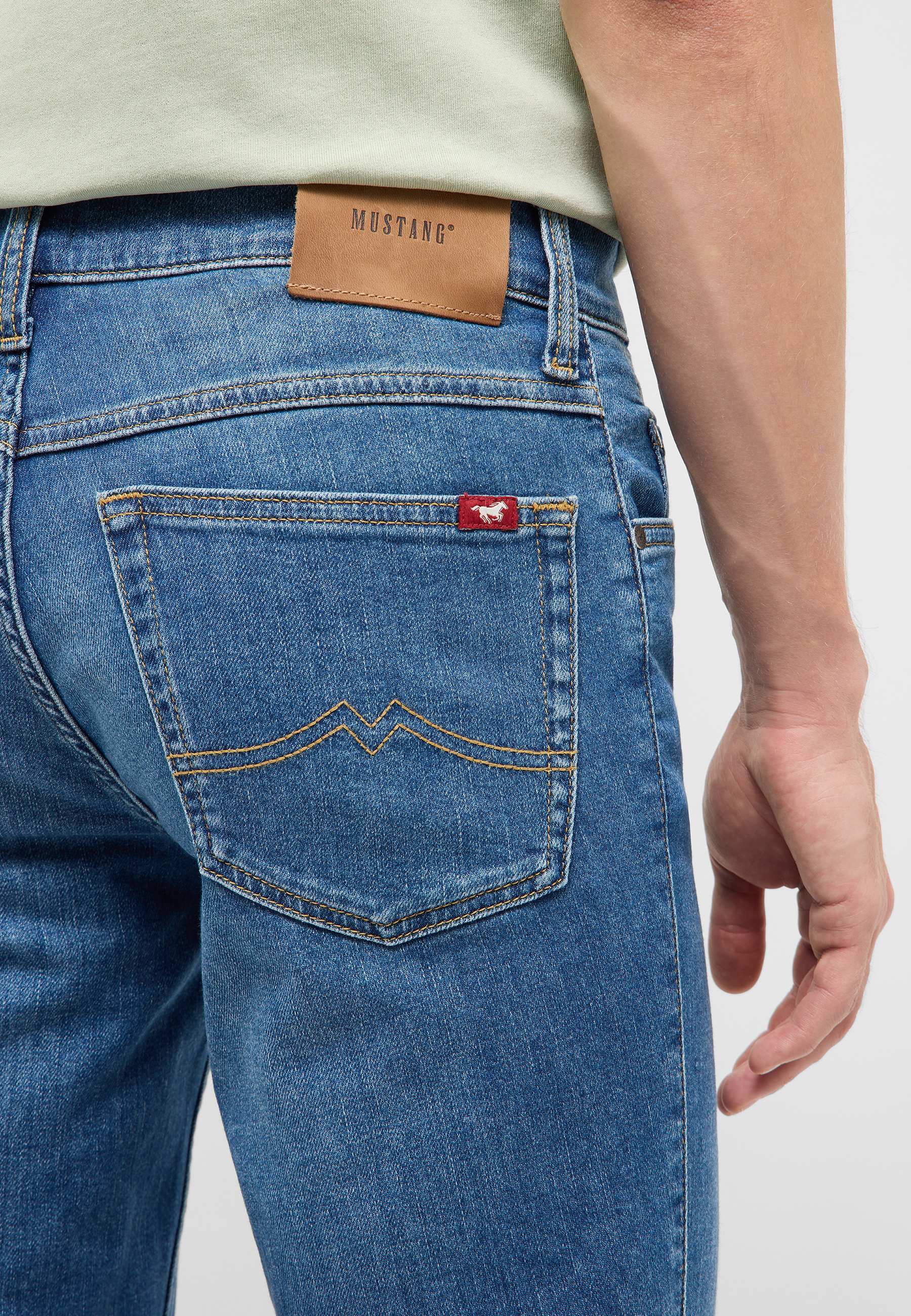 jeans, Denim, Hosentasche, goldene Stickerei, braune Lederauflage
