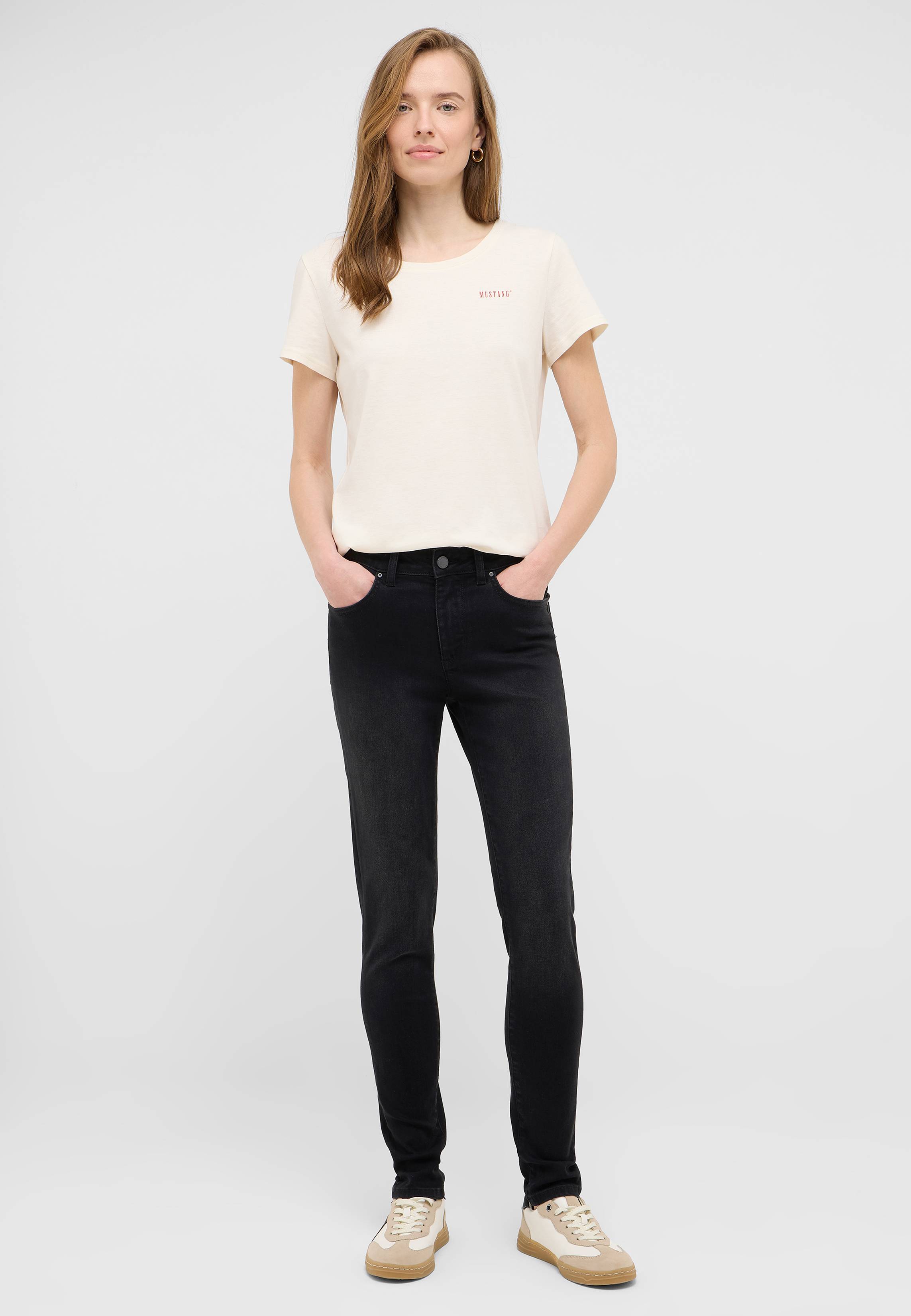 Hosen, T-shirt, Person, Bluse, Stehend