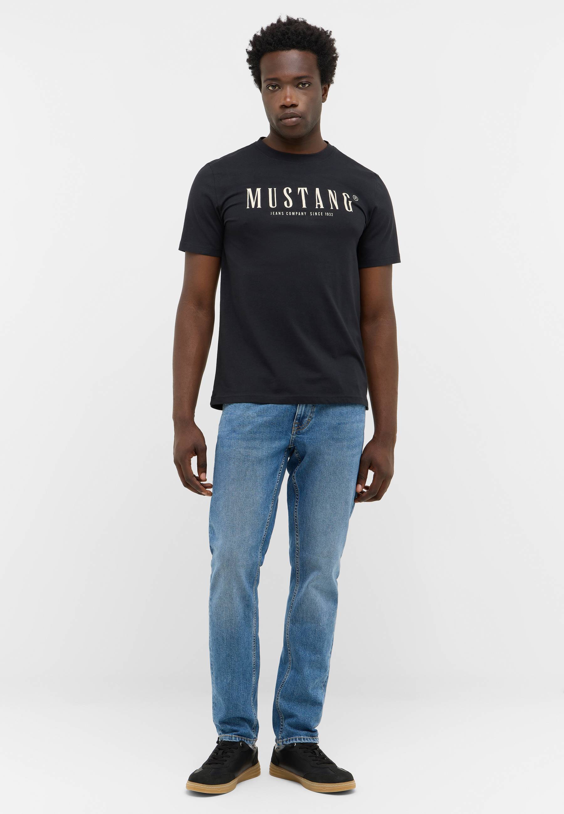 T-shirt, Hosen, Person, Stehend, Hemd