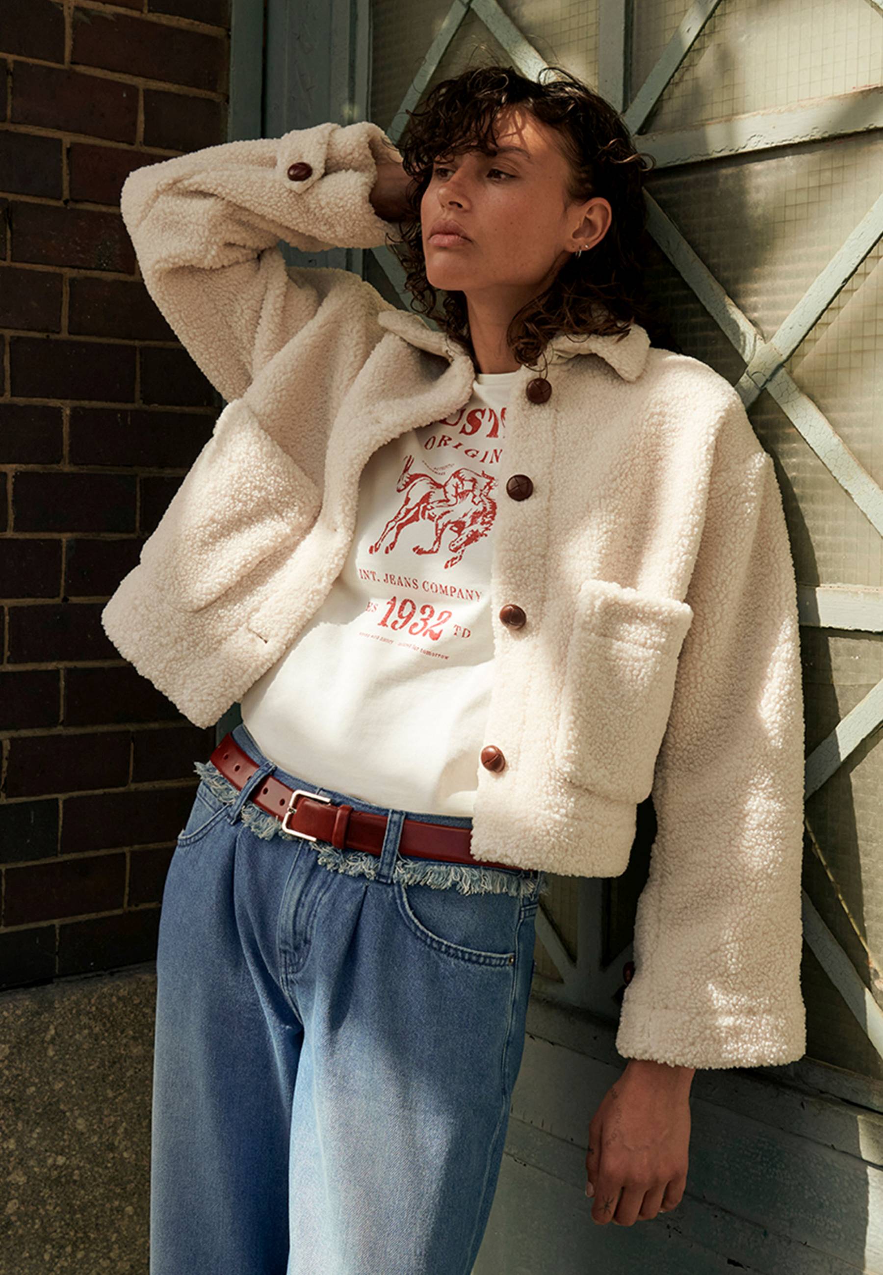 Strickwaren, Pullover, Hosen, Mantel, Person