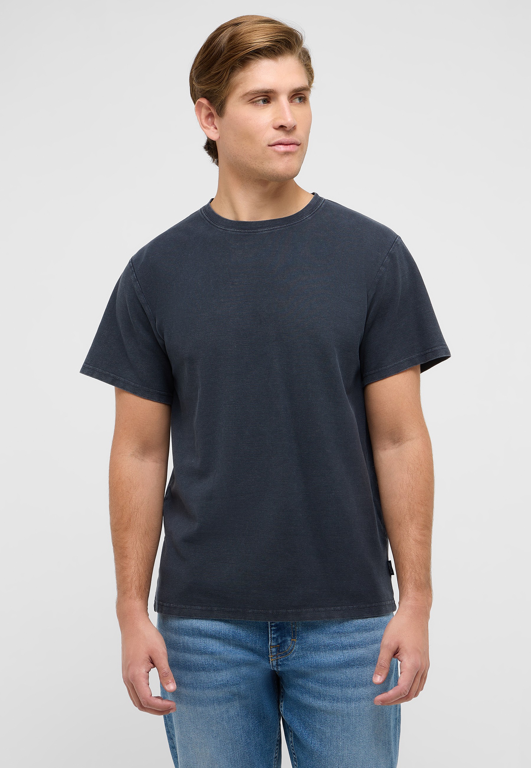 Bekleidung, T-shirt, Person, Ärmel, Jeans