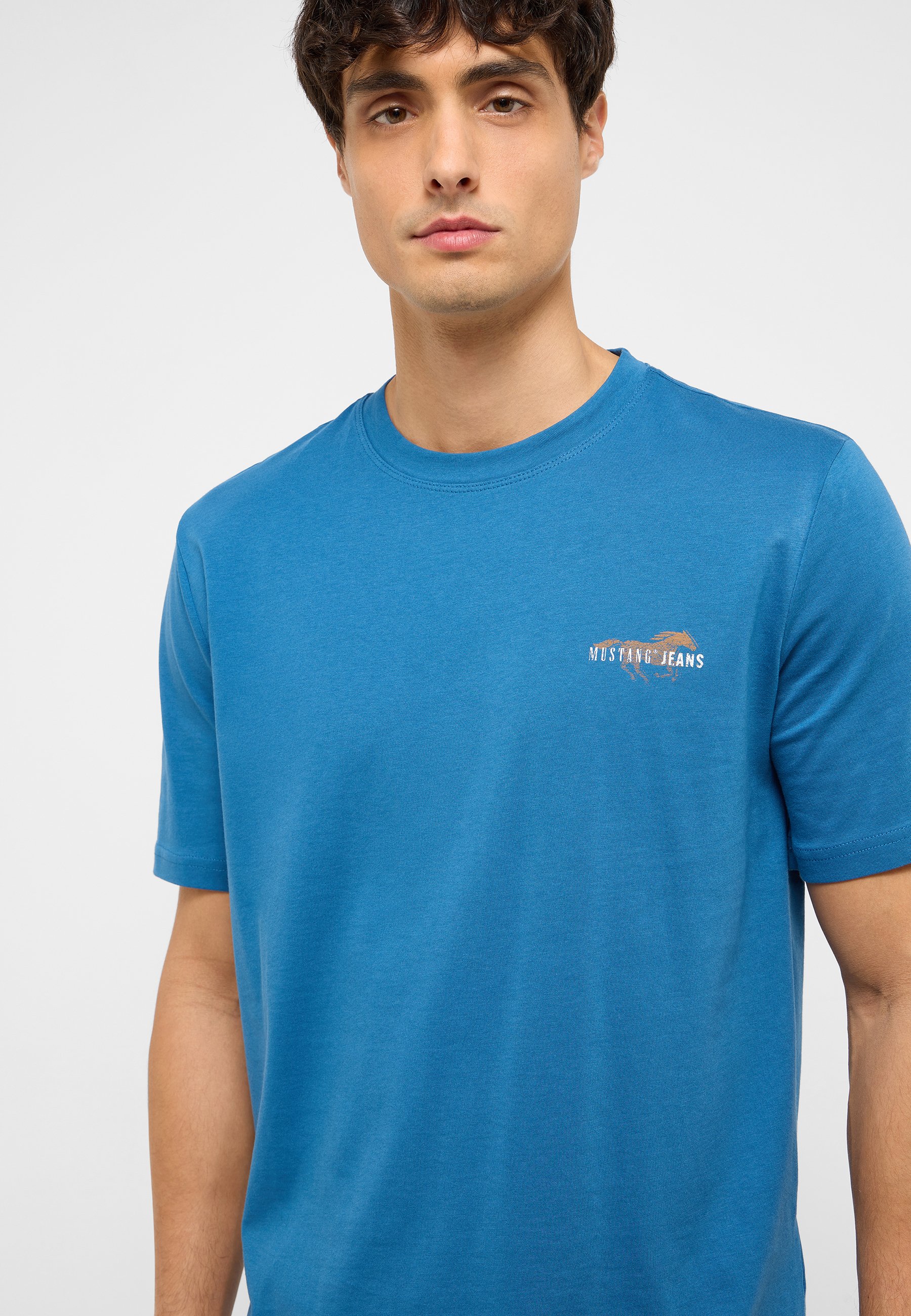 Bekleidung, T-shirt, Person, Ärmel, Gesicht