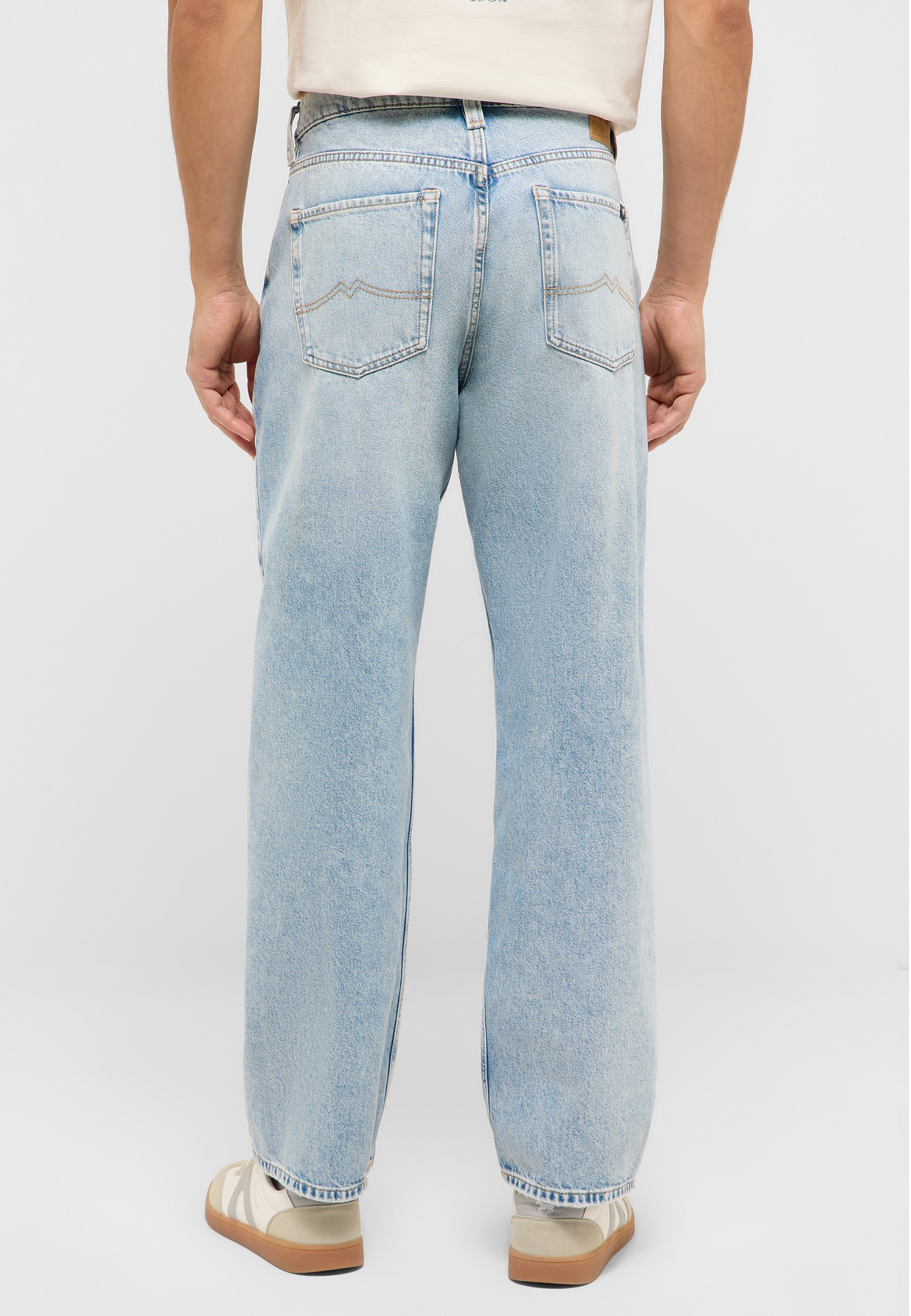 jeans, Denim, weite Passform, Hintertaschen, helles Waschen