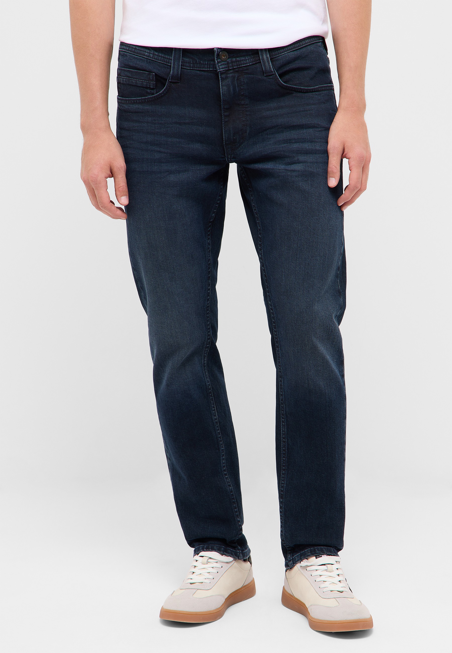 Jeans, Dunkler Denim, Hose, Straight Fit, Cremefarbene Sneaker